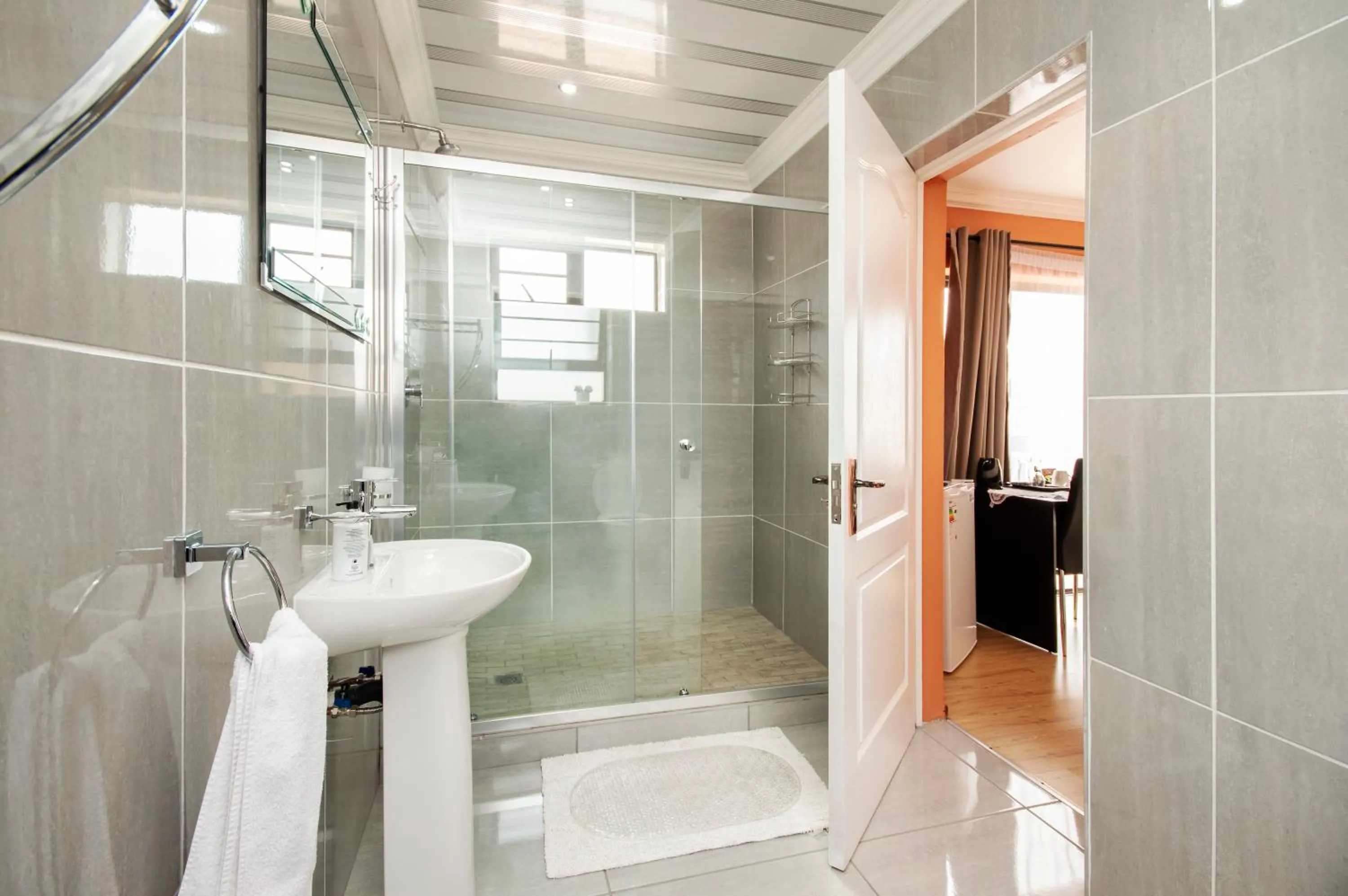 Shower in King Guest Lodge