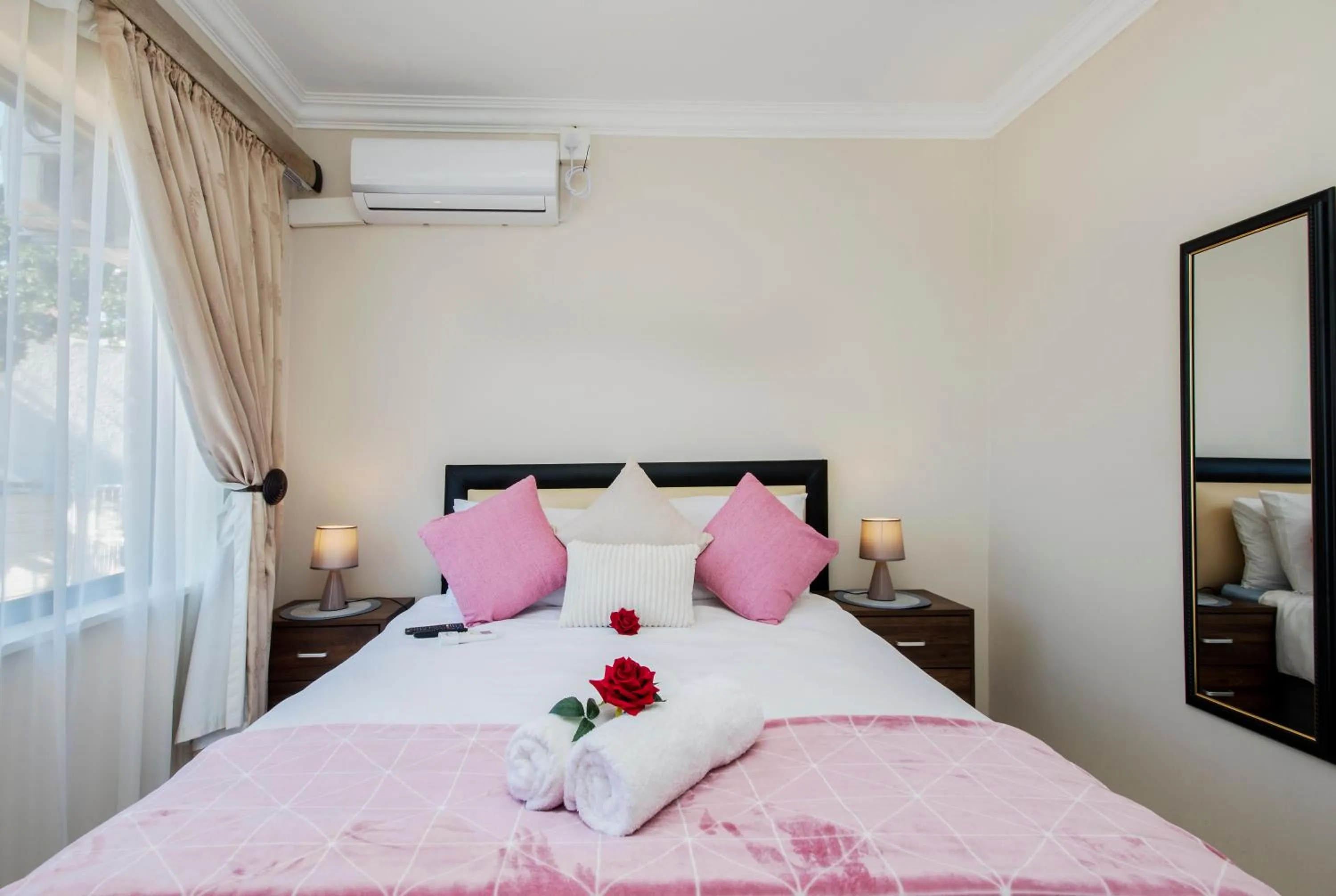 Photo of the whole room, Bed in King Guest Lodge