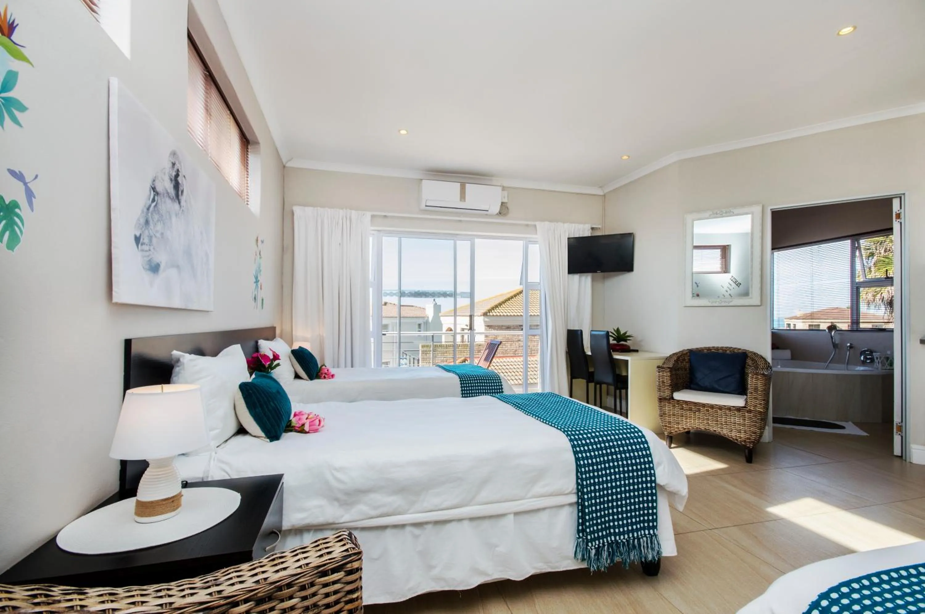 Photo of the whole room, Bed in King Guest Lodge