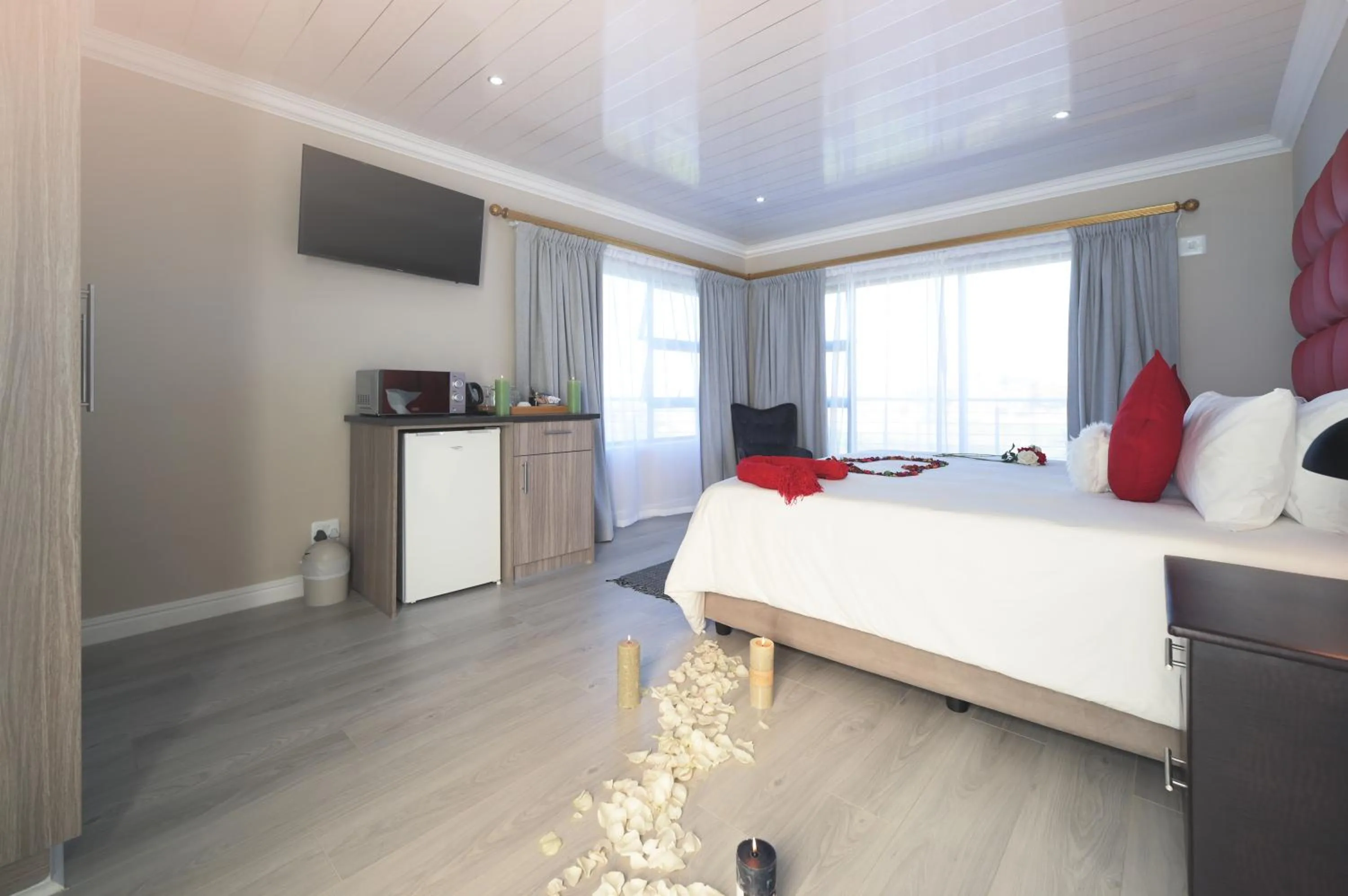 Photo of the whole room, Bed in King Guest Lodge