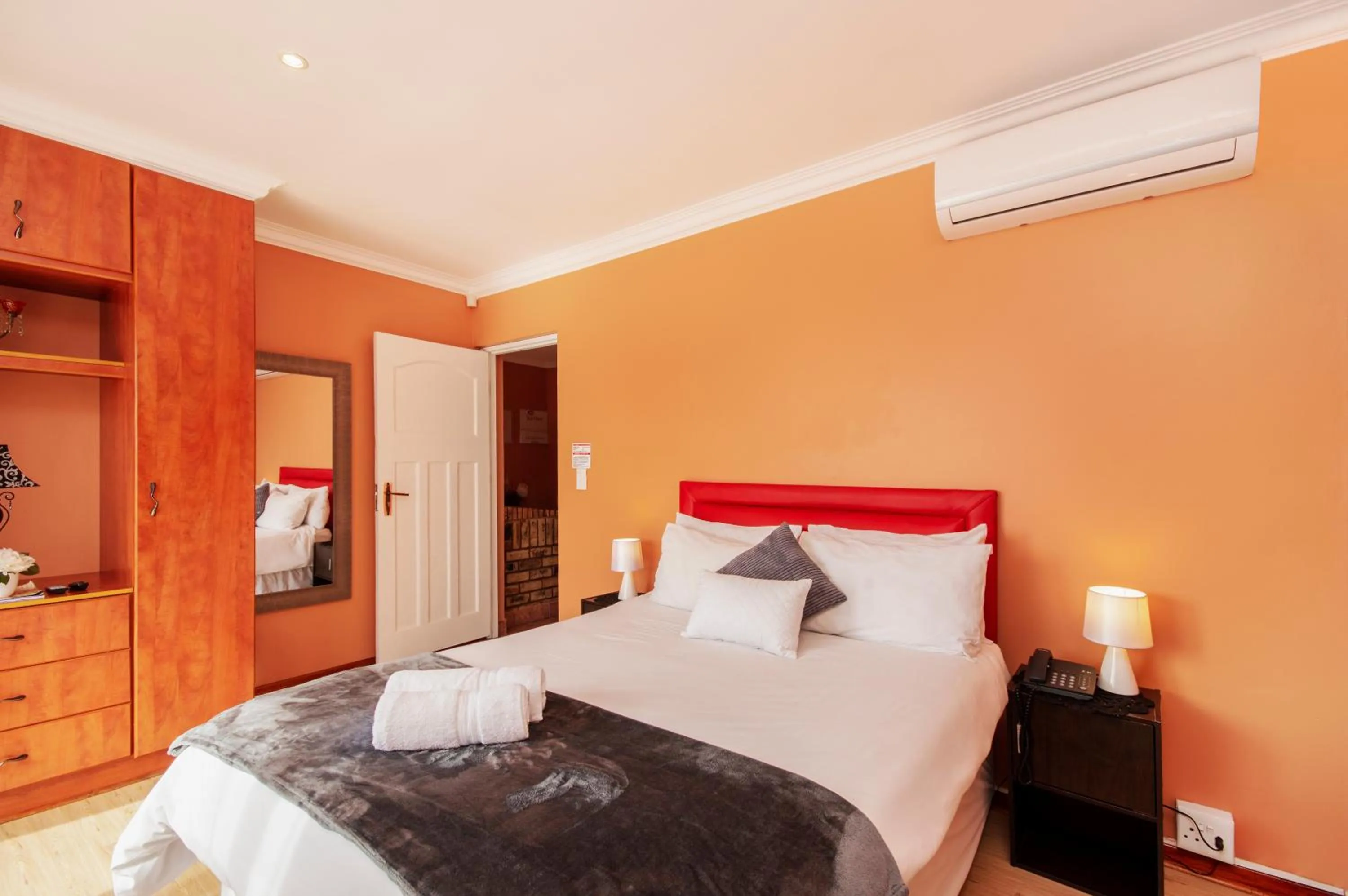 Bedroom, Bed in King Guest Lodge