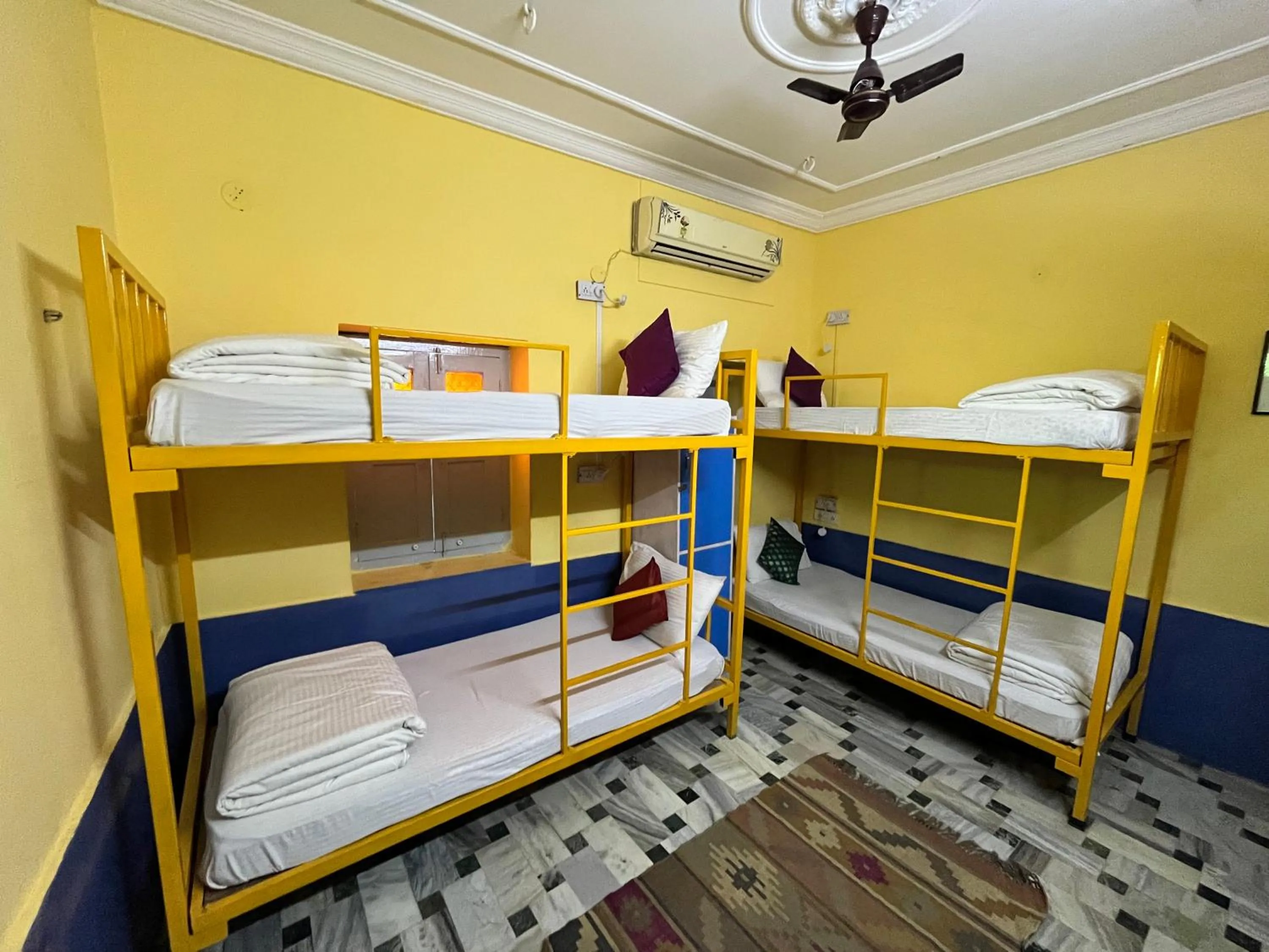 Bed in Jaisalmer Hostel Crowd