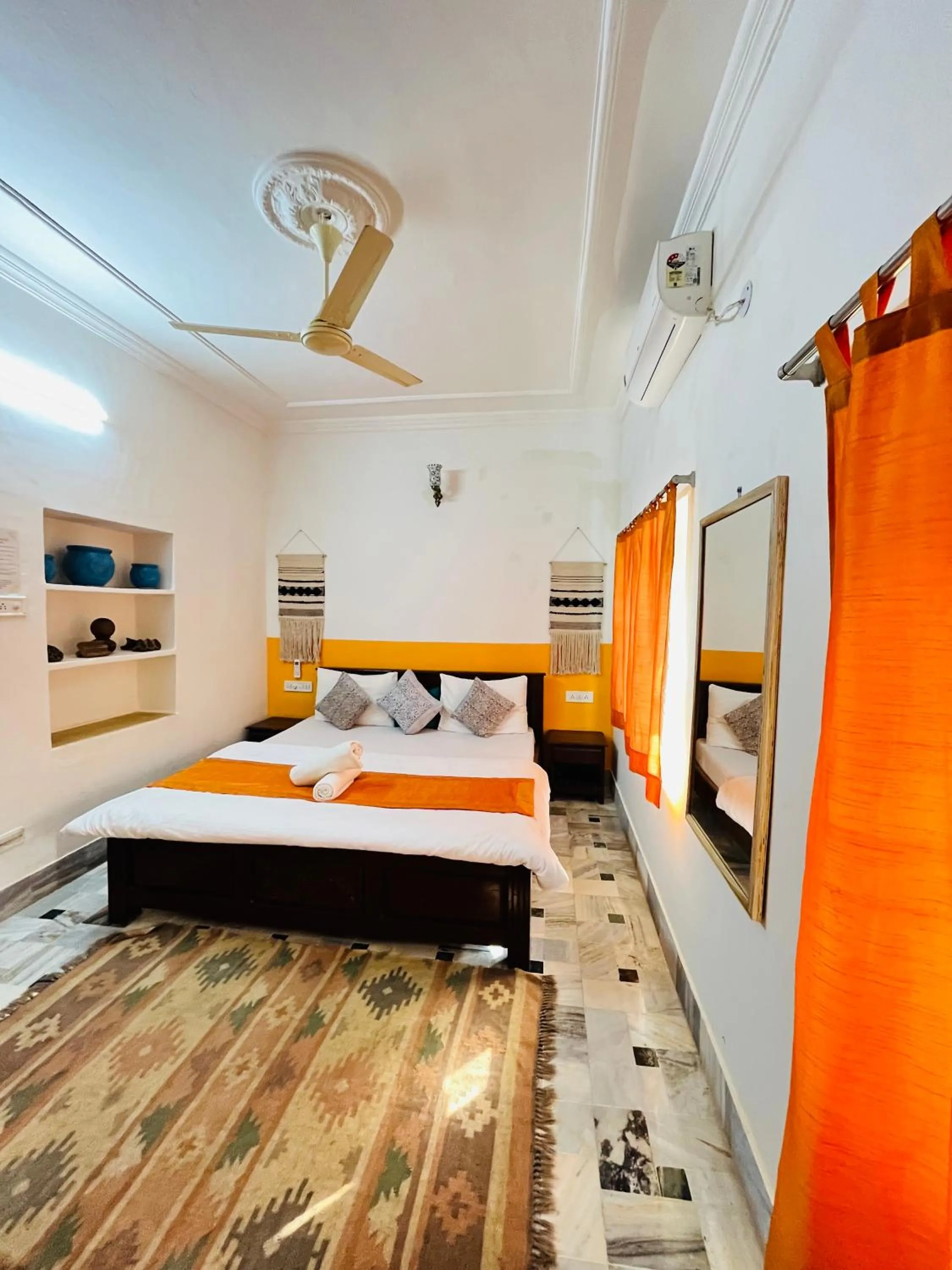 Bed in Jaisalmer Hostel Crowd