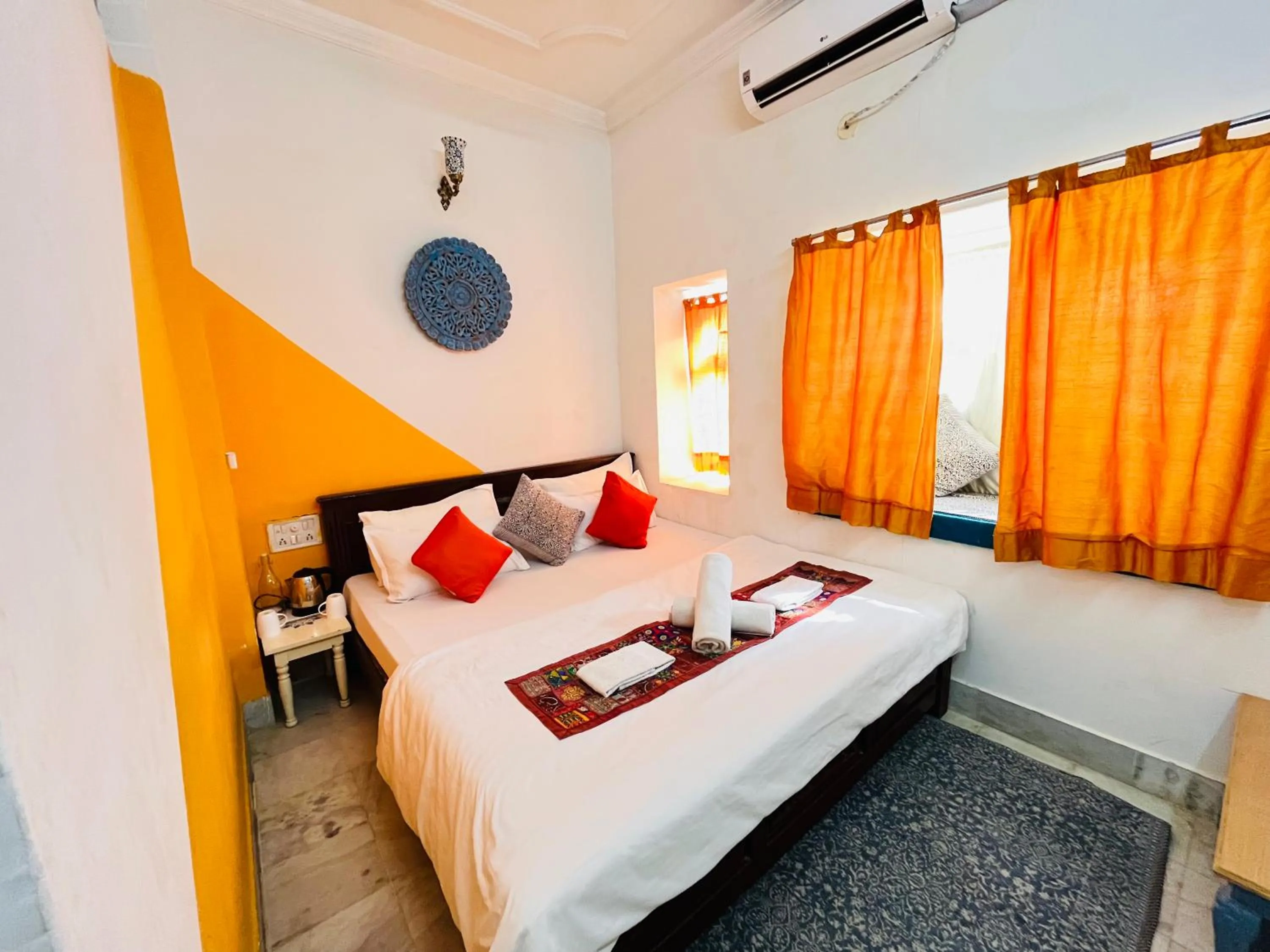 Bed in Jaisalmer Hostel Crowd