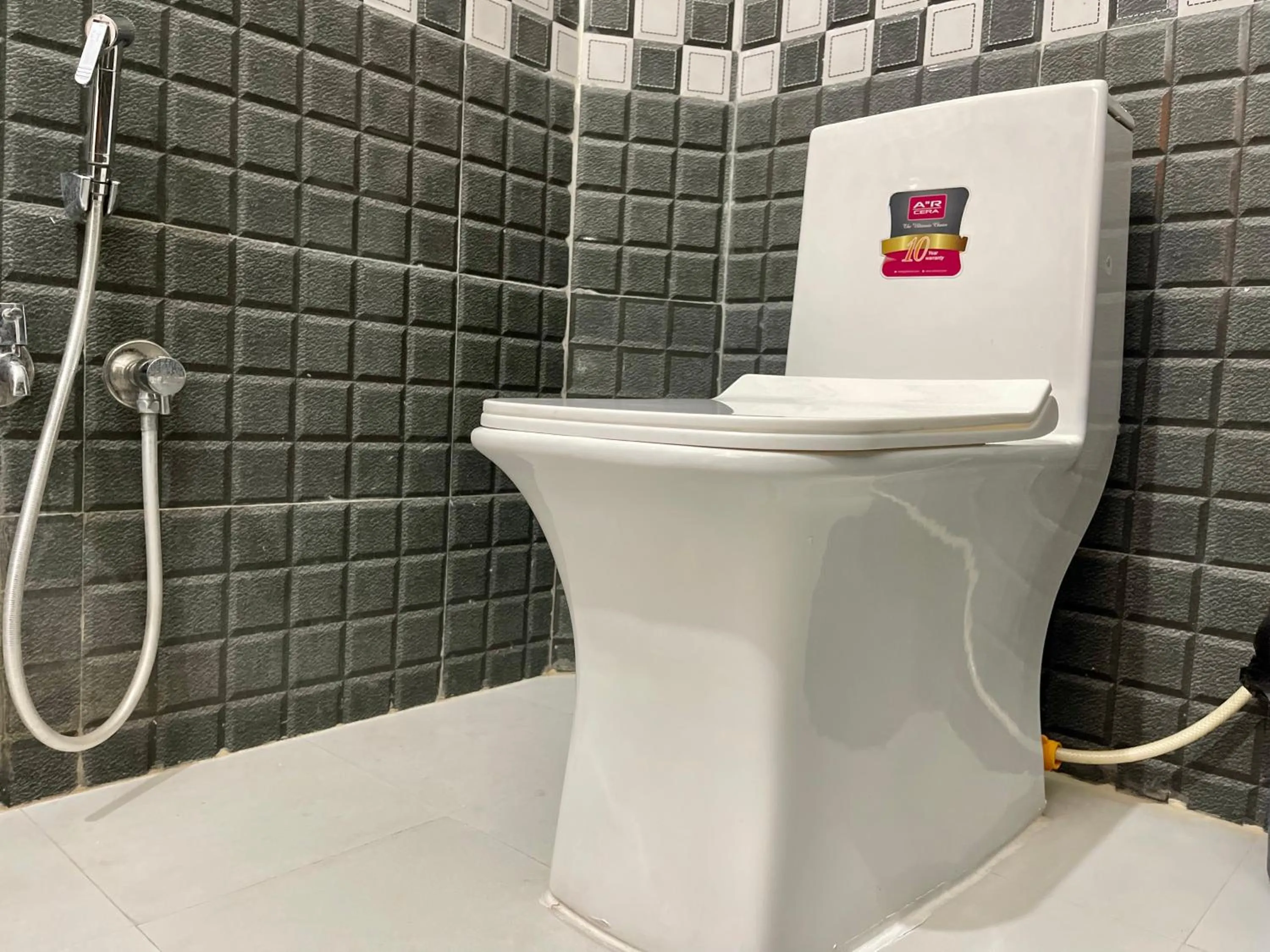 Toilet in Jaisalmer Hostel Crowd