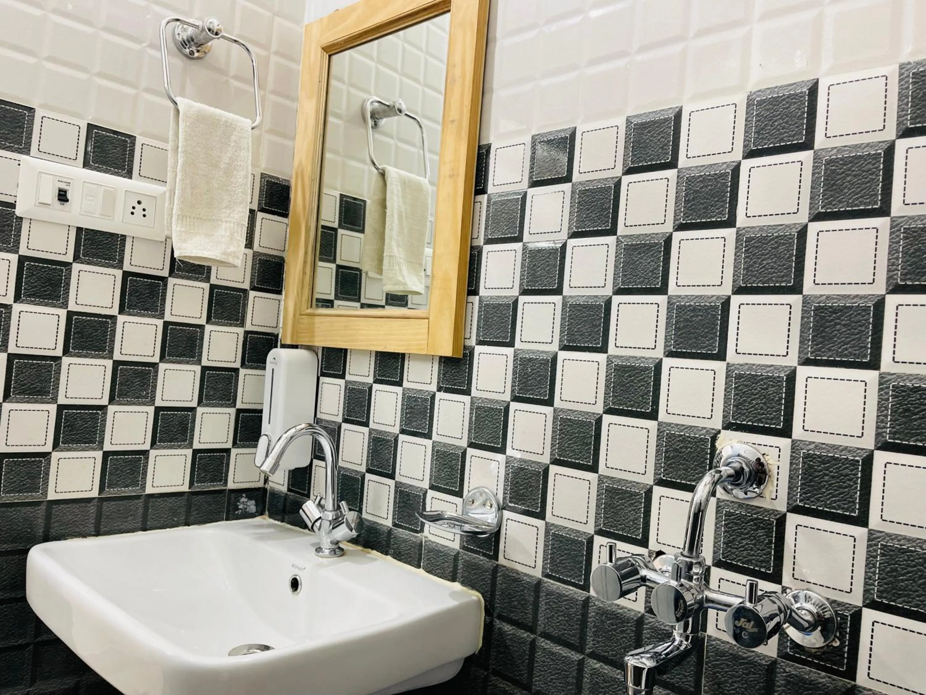 Shower in Jaisalmer Hostel Crowd