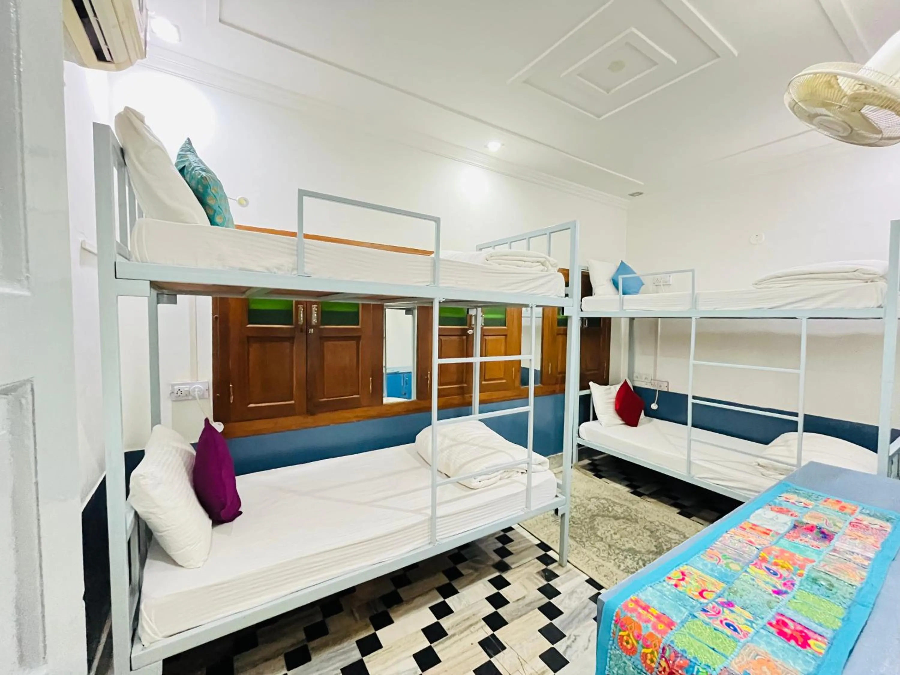 Bed in Jaisalmer Hostel Crowd