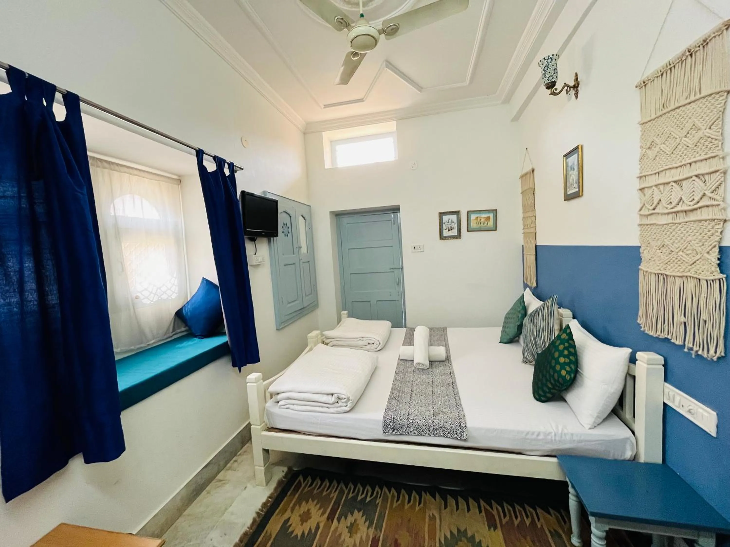 Photo of the whole room, Bed in Jaisalmer Hostel Crowd