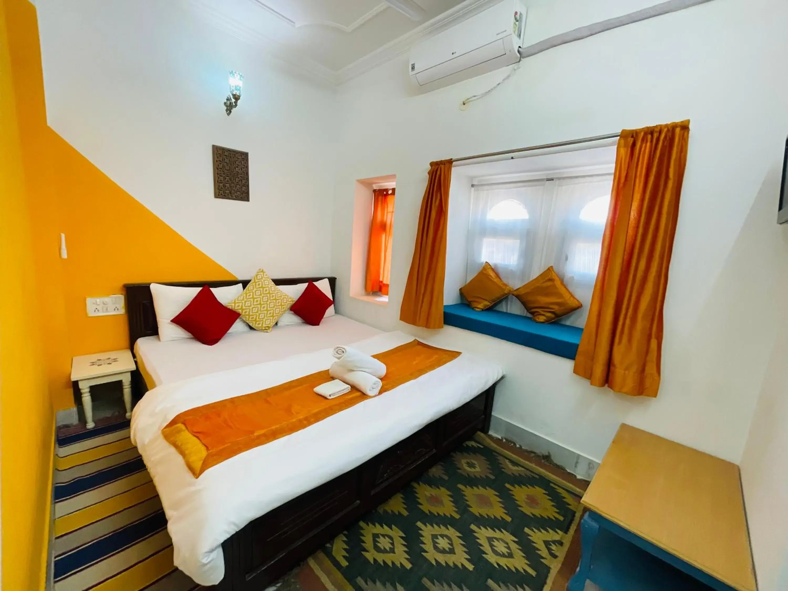 Deluxe Double or Twin Room in Jaisalmer Hostel Crowd Deluxe Double or Twin Room in Jaisalmer Hostel Crowd