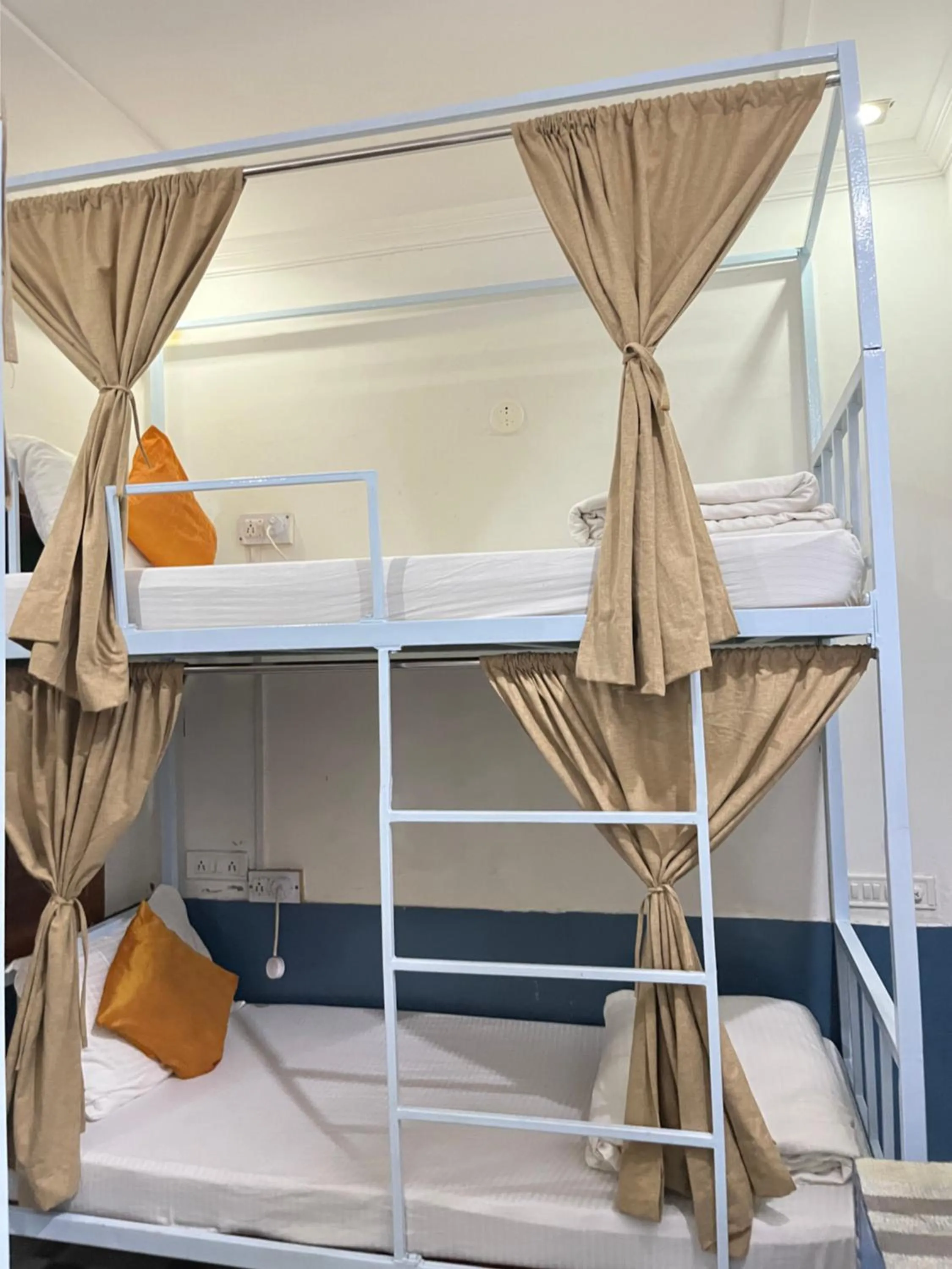 Bed in Jaisalmer Hostel Crowd