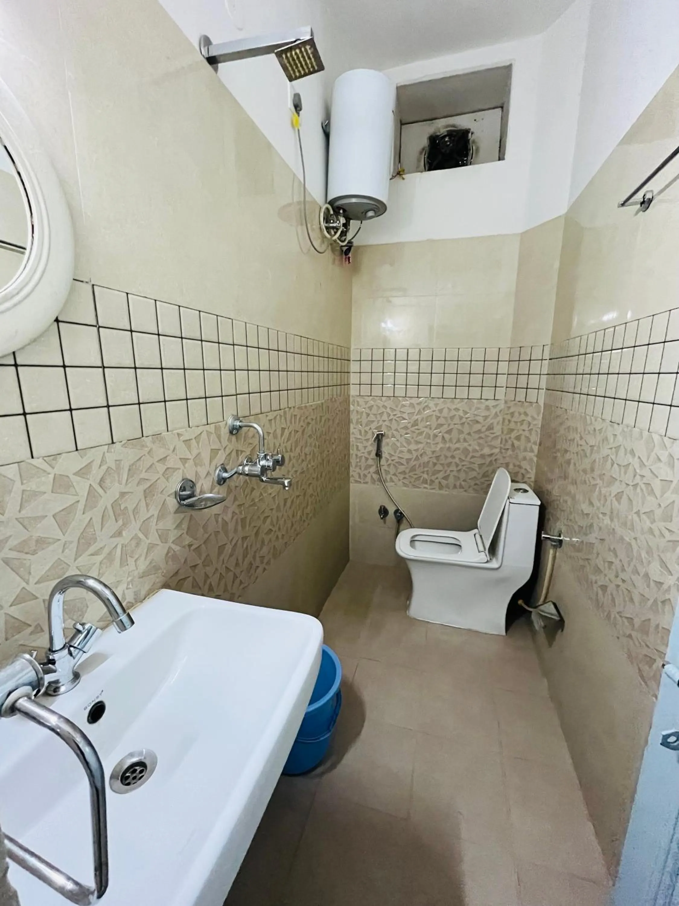 Shower in Jaisalmer Hostel Crowd