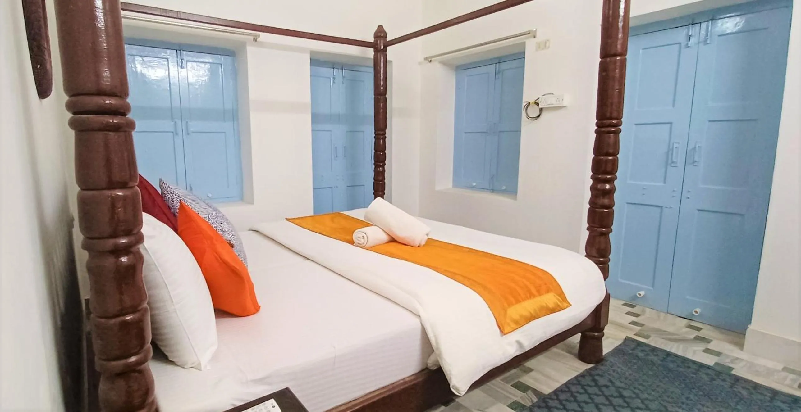 Bed in Jaisalmer Hostel Crowd