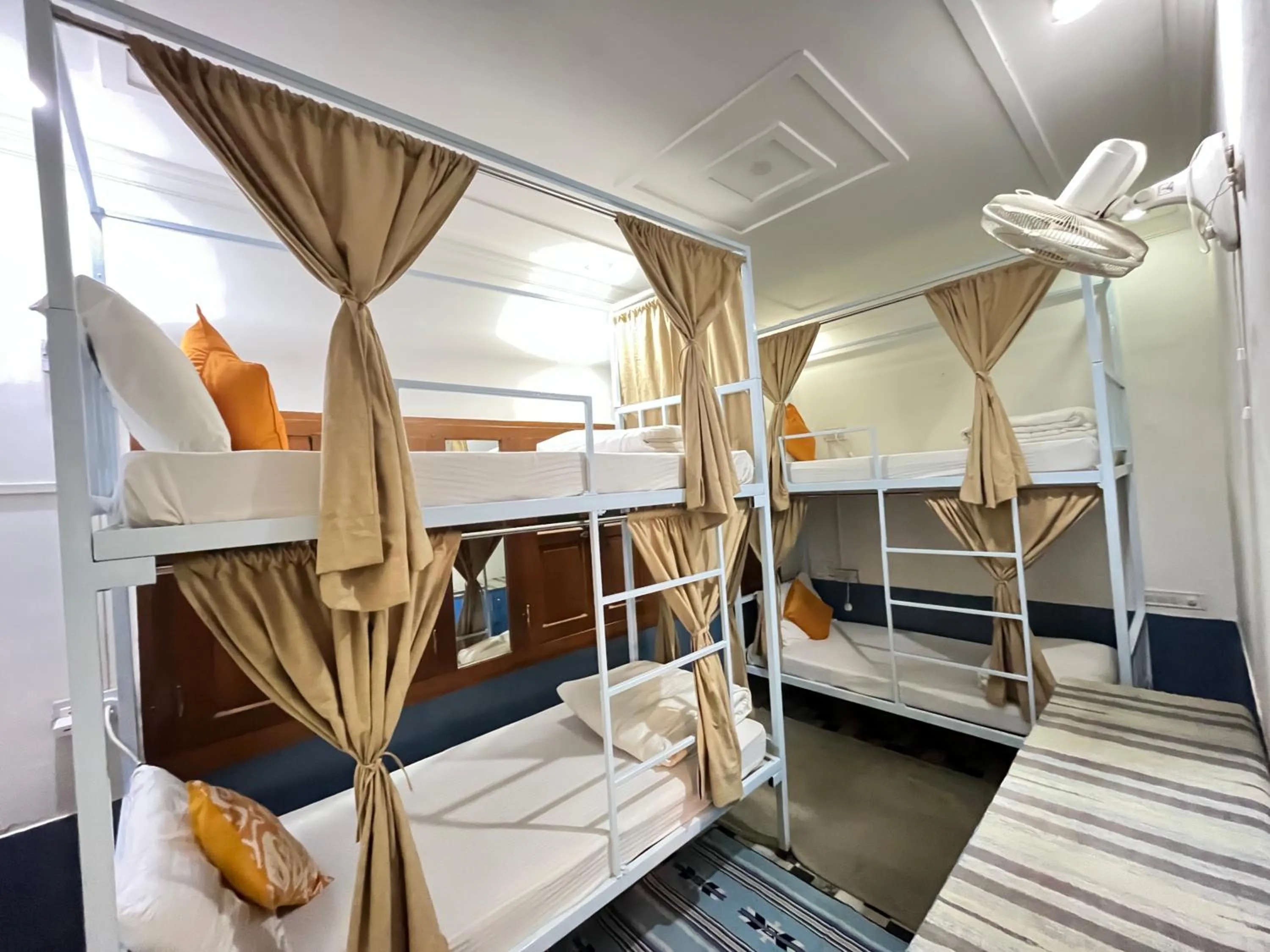 Bed in Jaisalmer Hostel Crowd