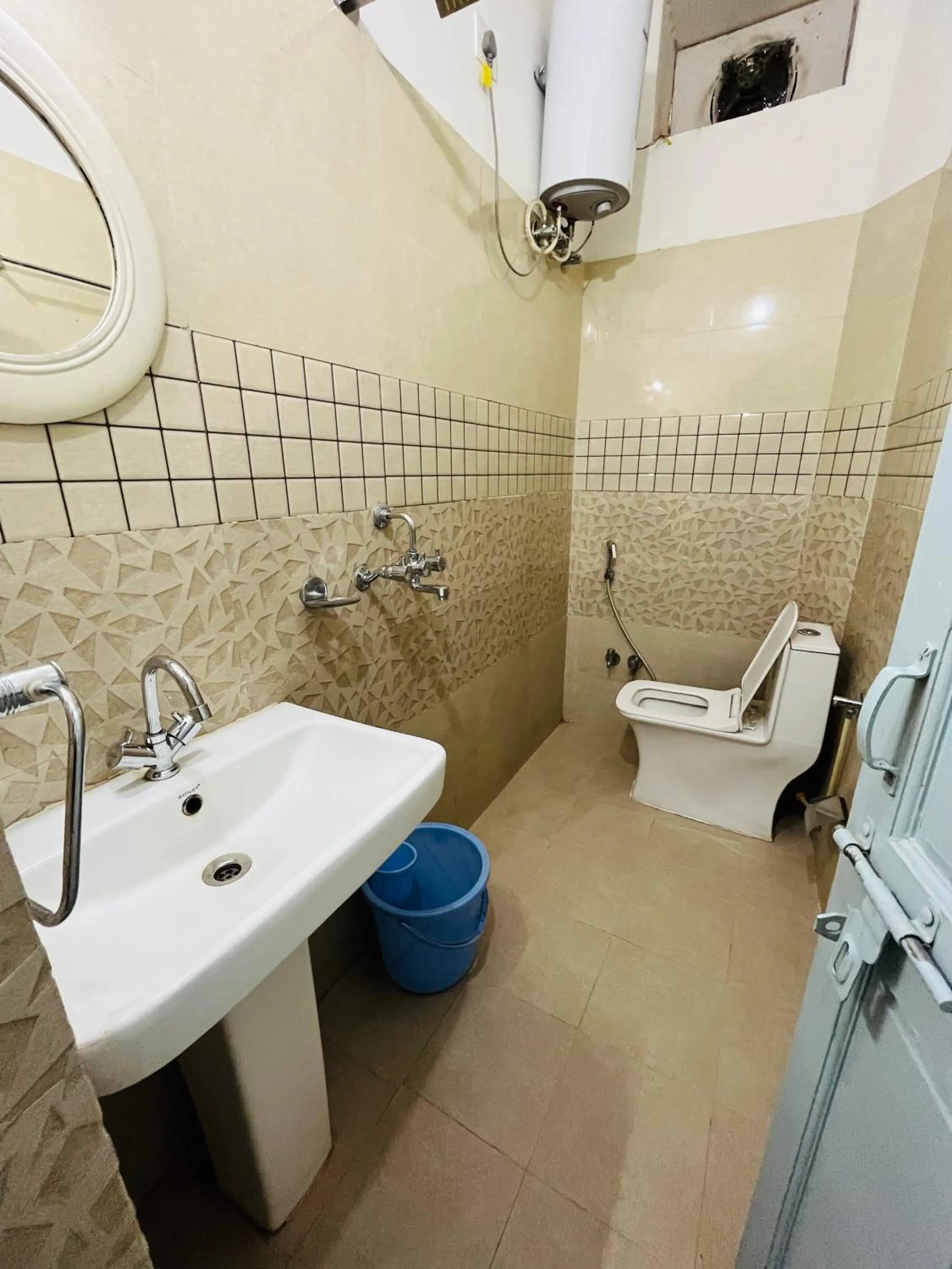 Toilet in Jaisalmer Hostel Crowd