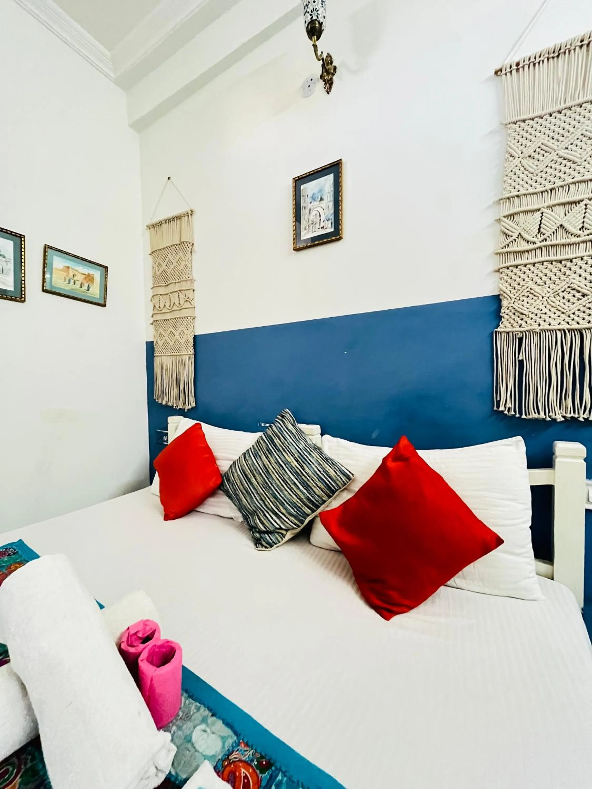 Bed in Jaisalmer Hostel Crowd