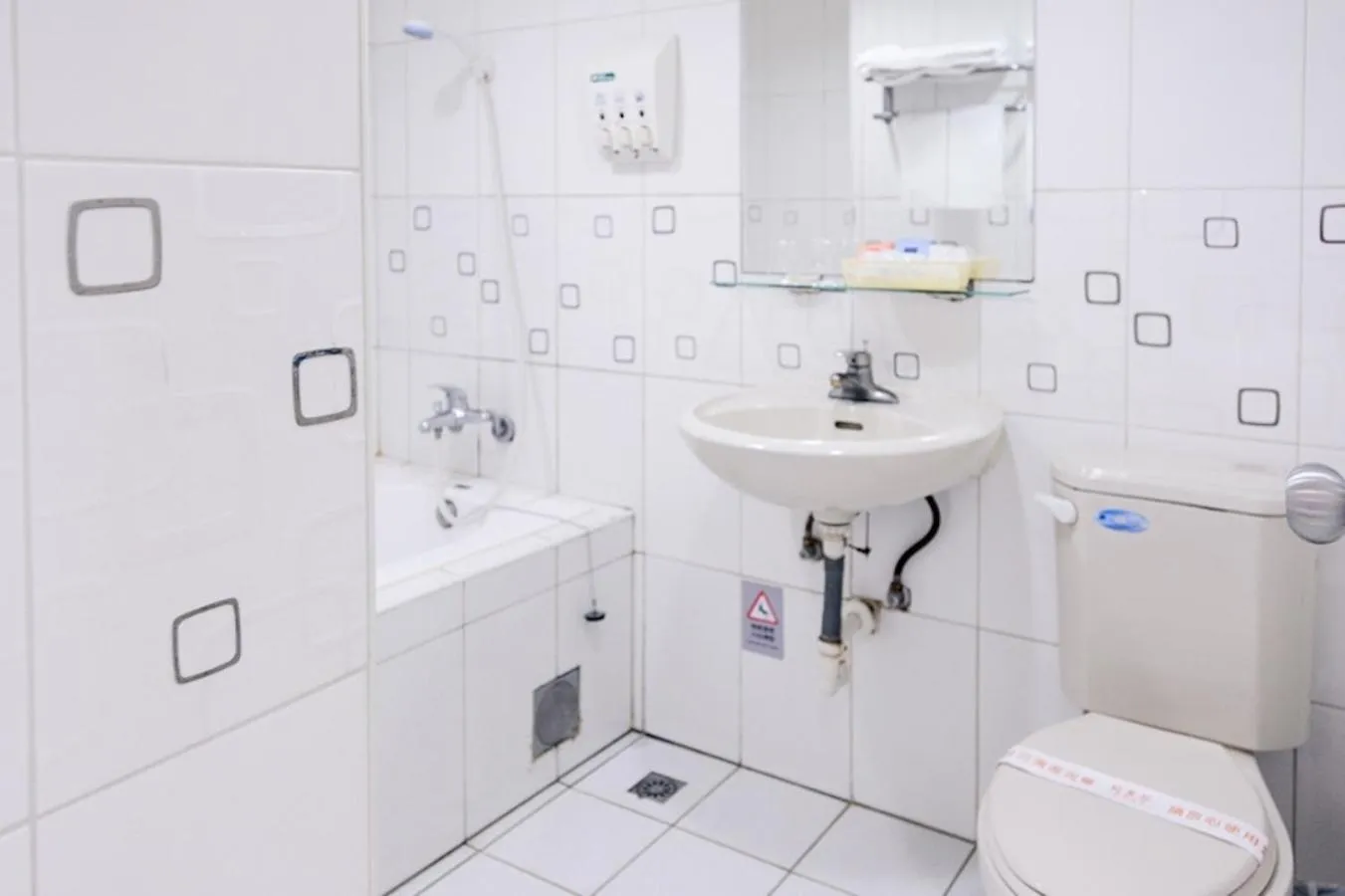 Bathroom in Beethoven Express Hotel