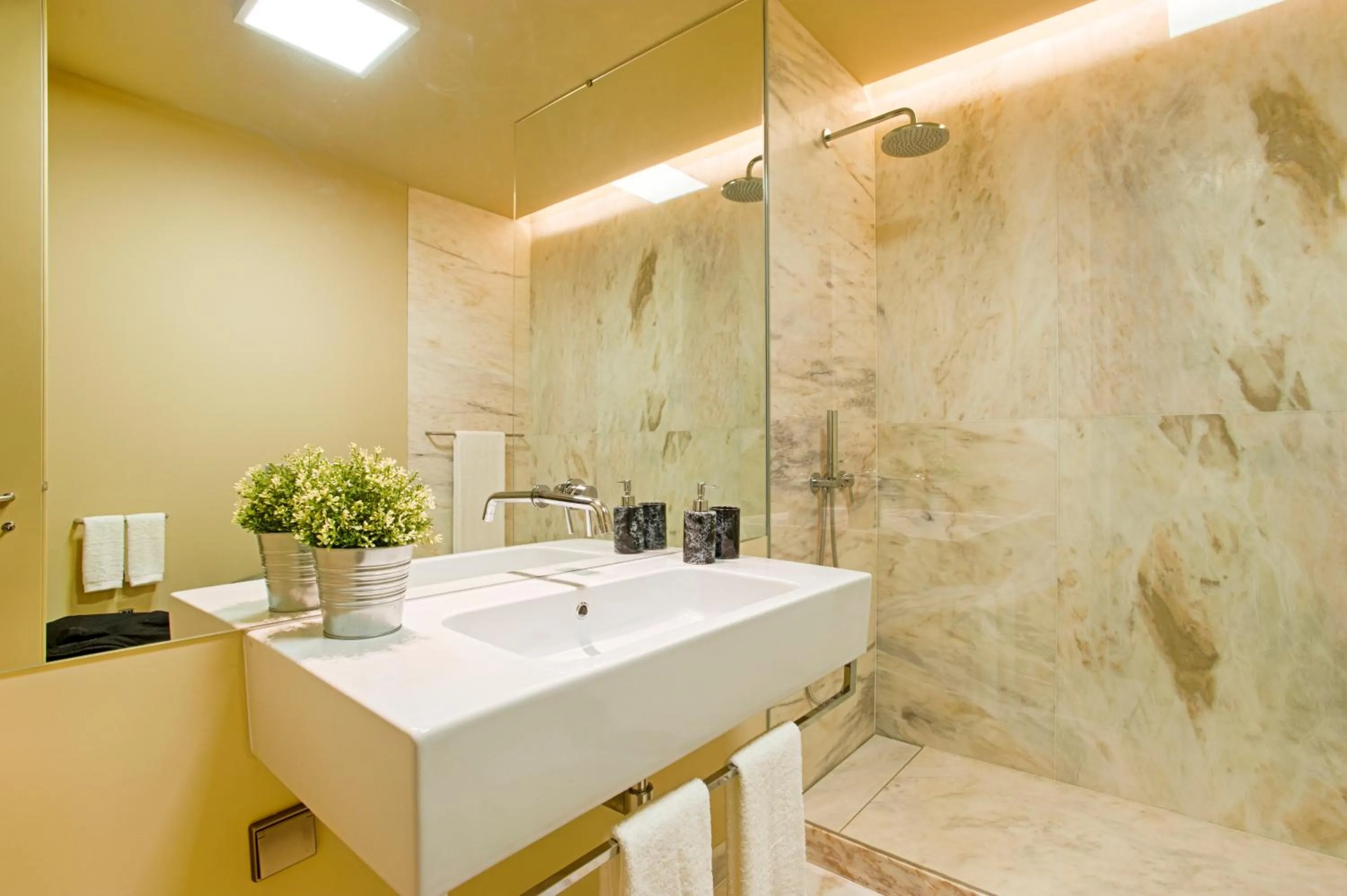 Shower in Lisbon Finestay 8 Building Apartments