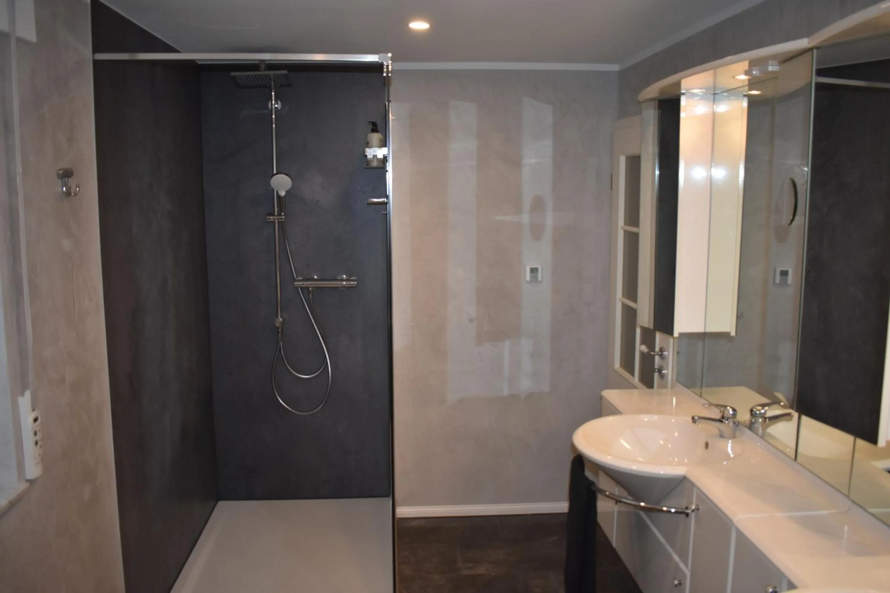 Shower in Ferienwohnung JaRa 1 mit Sauna
