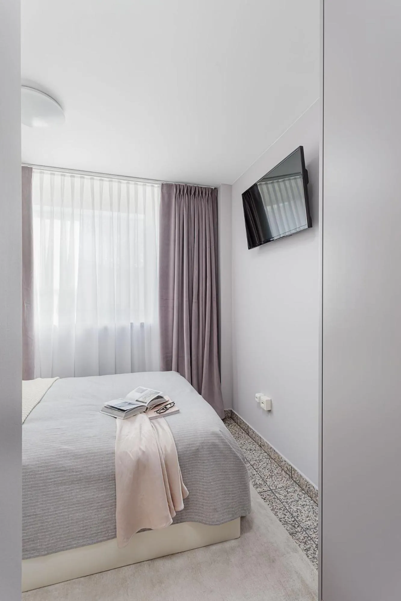 TV and multimedia, Bed in VISIONAPARTMENTS Lucerne - contactless check-in