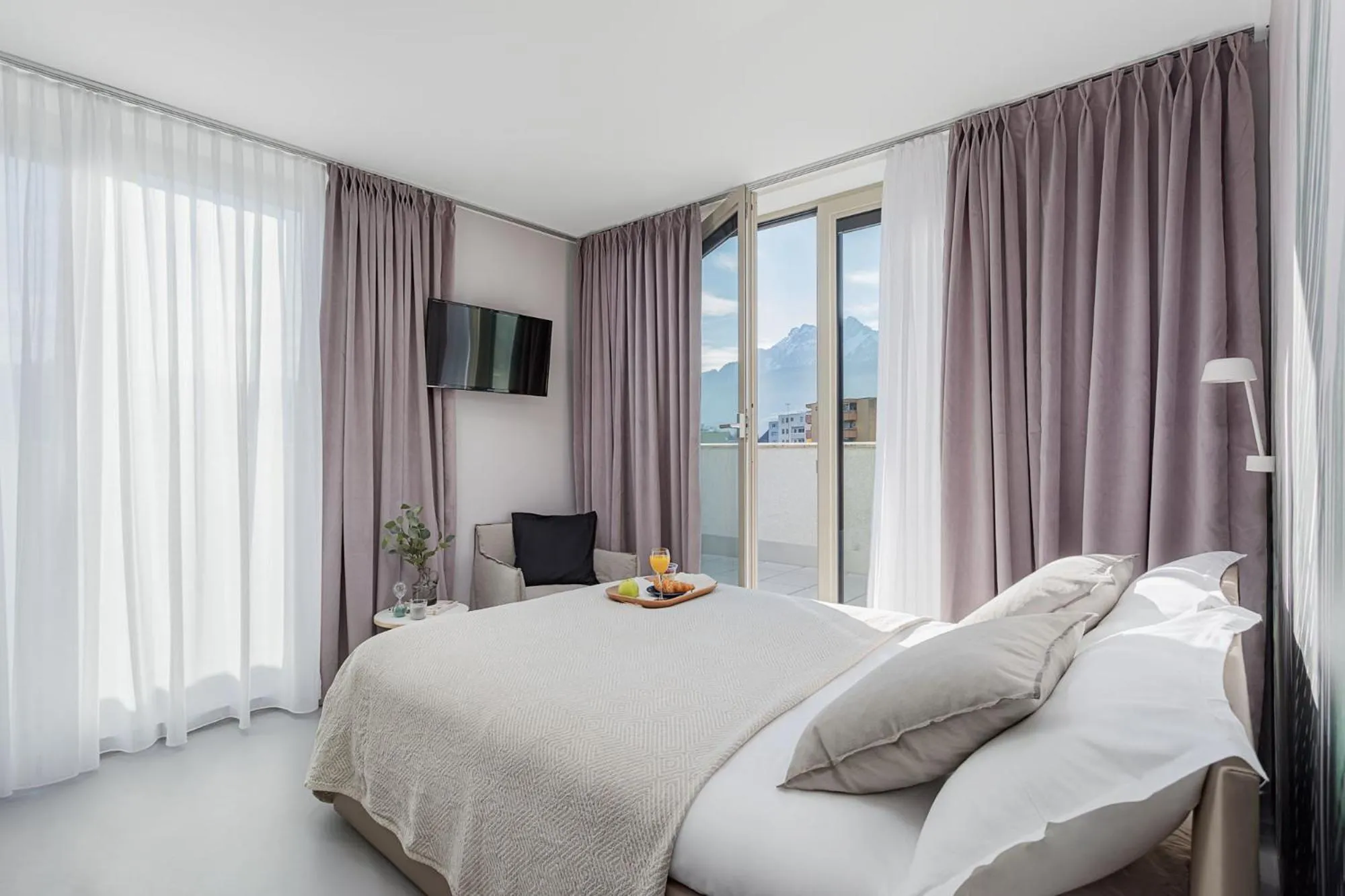 Photo of the whole room, Bed in VISIONAPARTMENTS Lucerne - contactless check-in
