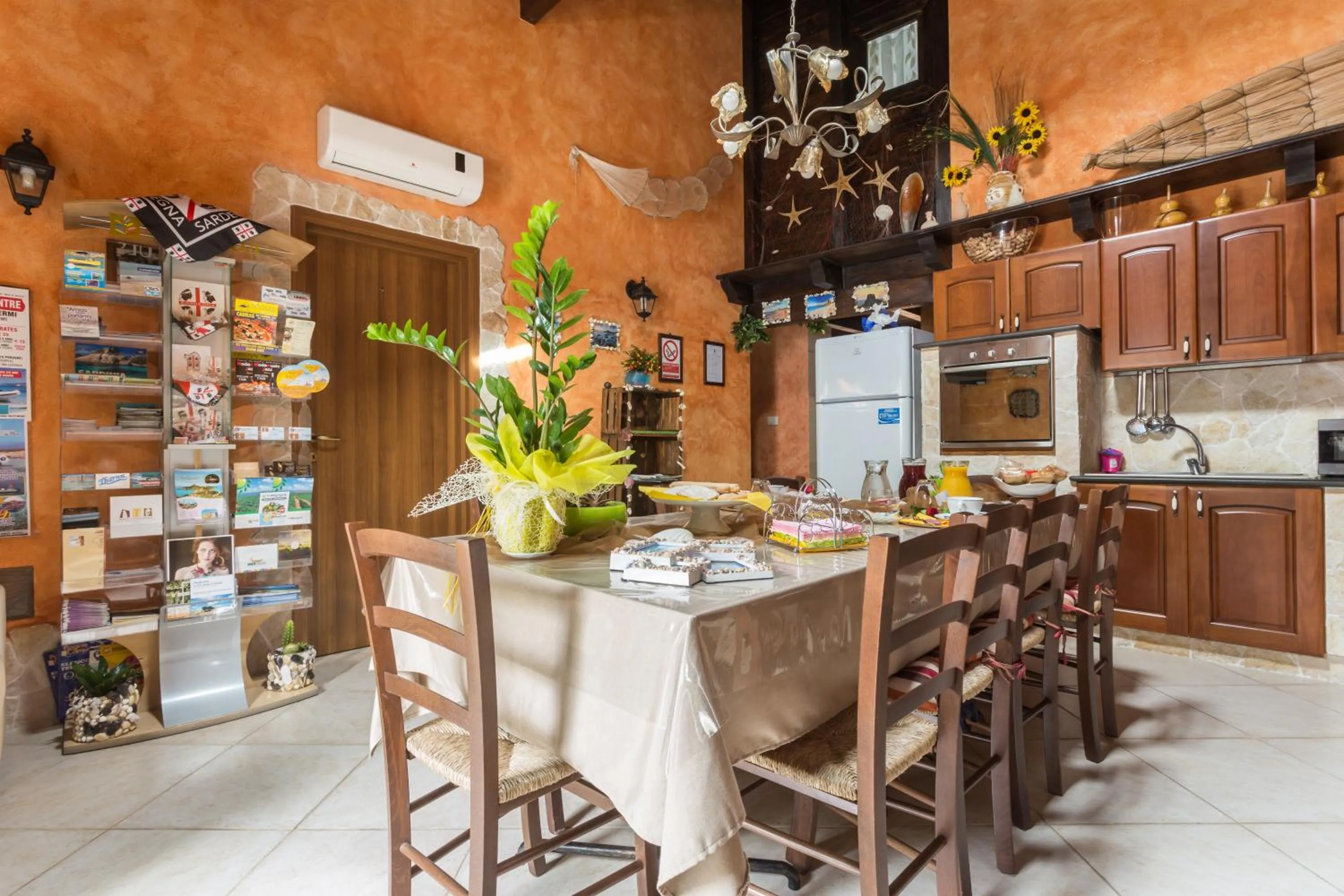 Communal lounge/ TV room in Affittacamere Shardana