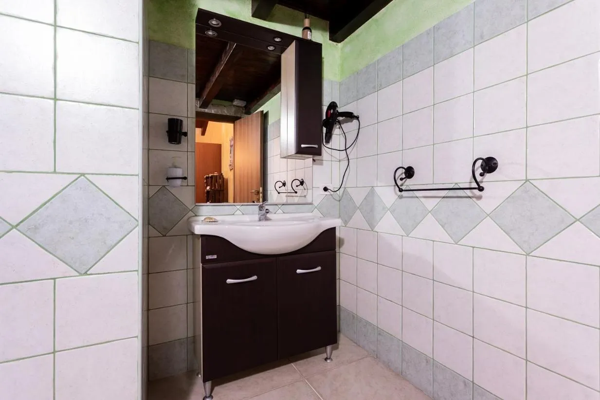 Bathroom in Affittacamere Shardana