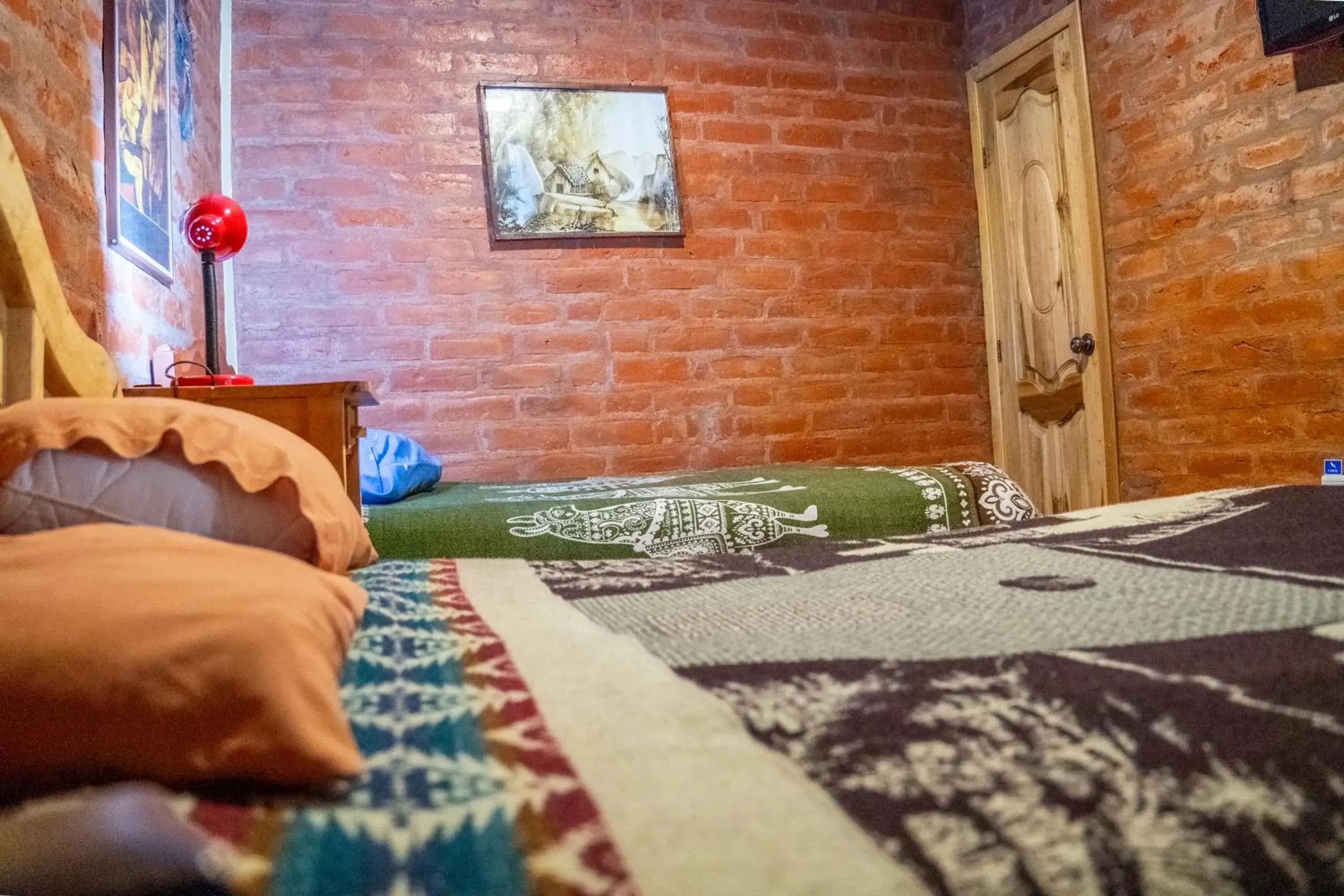 Budget Twin Room in Hostal La Casa Amarilla City Budget Twin Room in Hostal La Casa Amarilla City