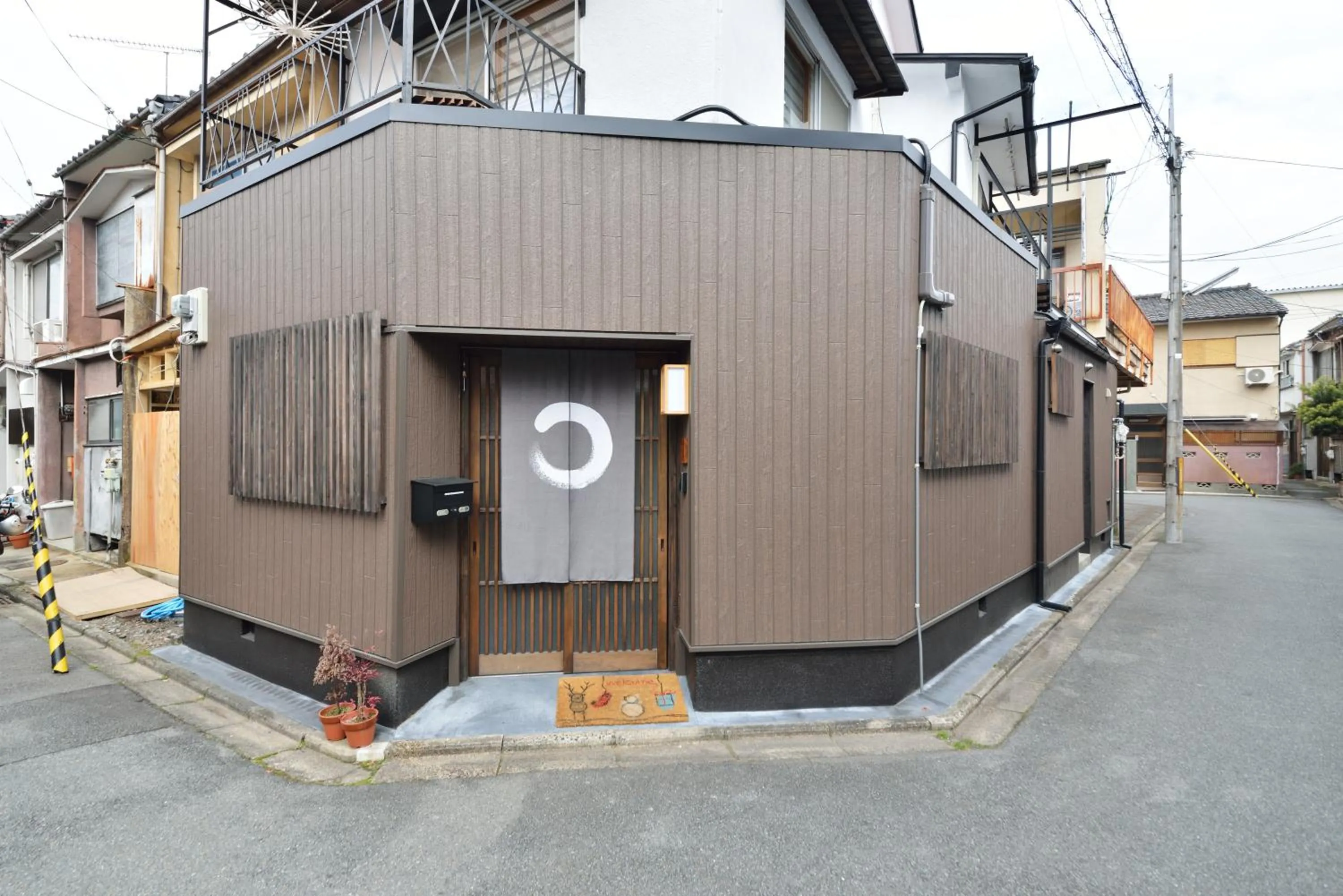 Facade/entrance in Modern House Kamo River No.1
