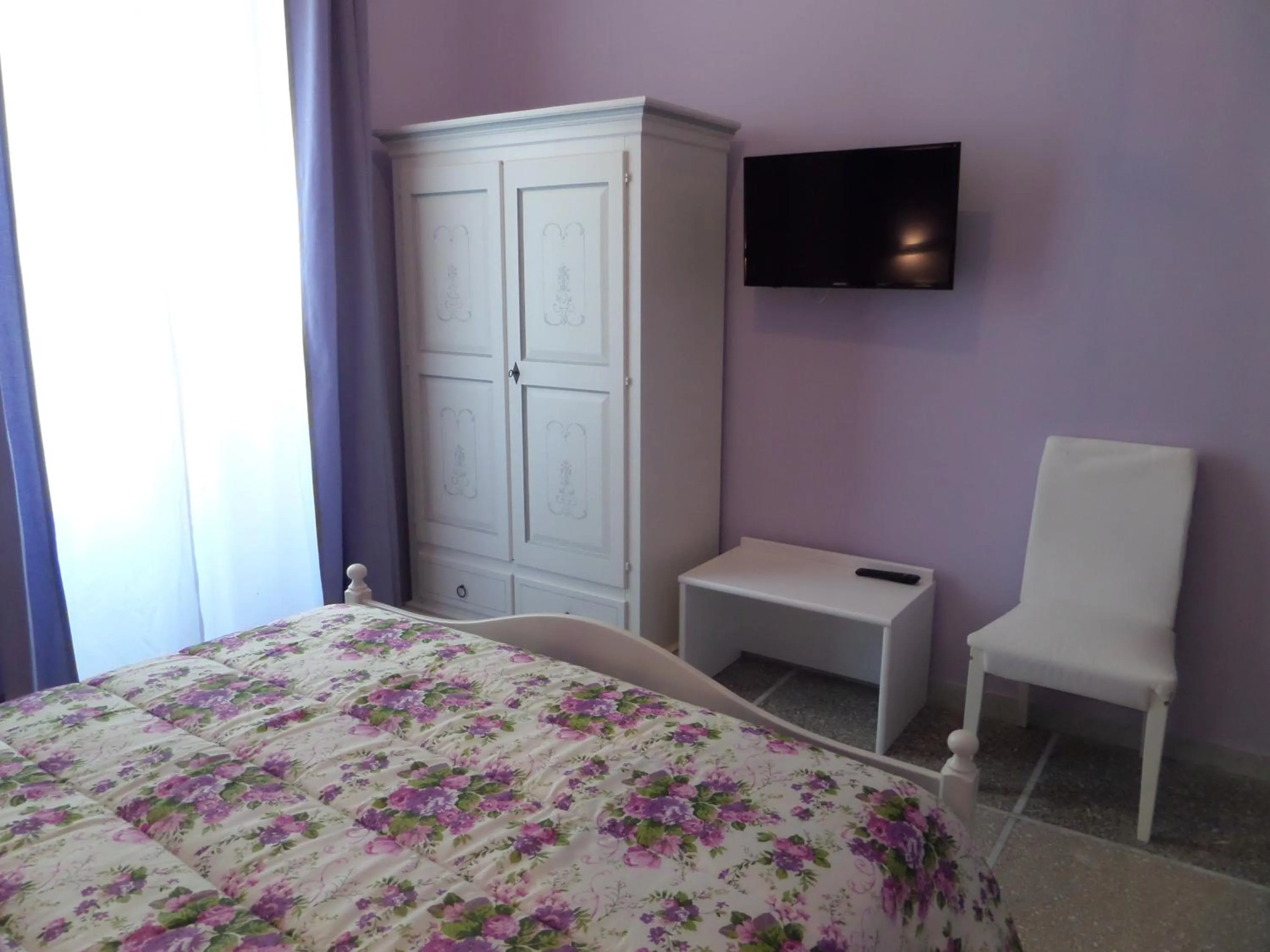 Photo of the whole room, Bed in 325 Rooms ai Fori