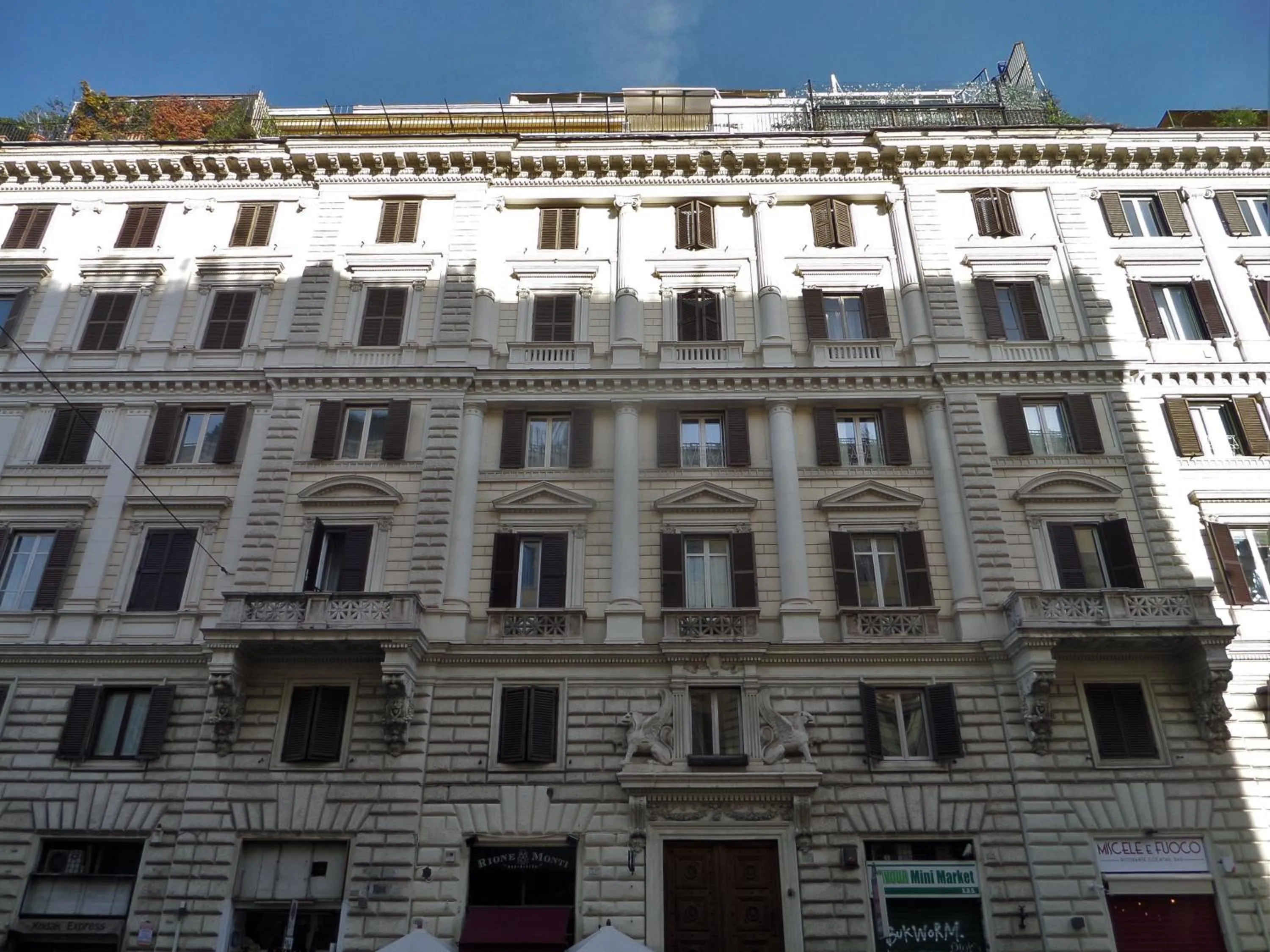 Property building in 325 Rooms ai Fori