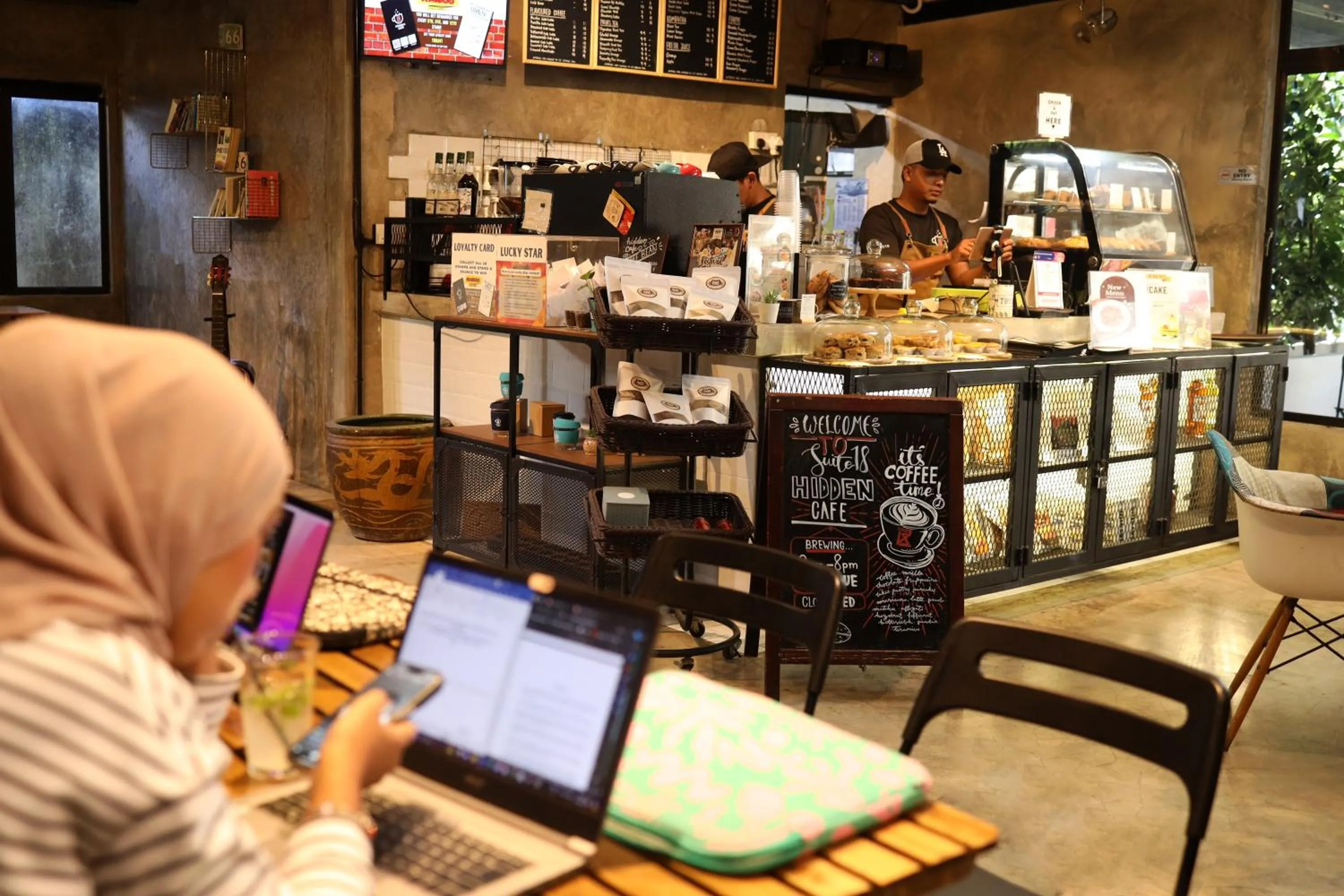 Restaurant/places to eat in Suite 18 Boutique Hotel