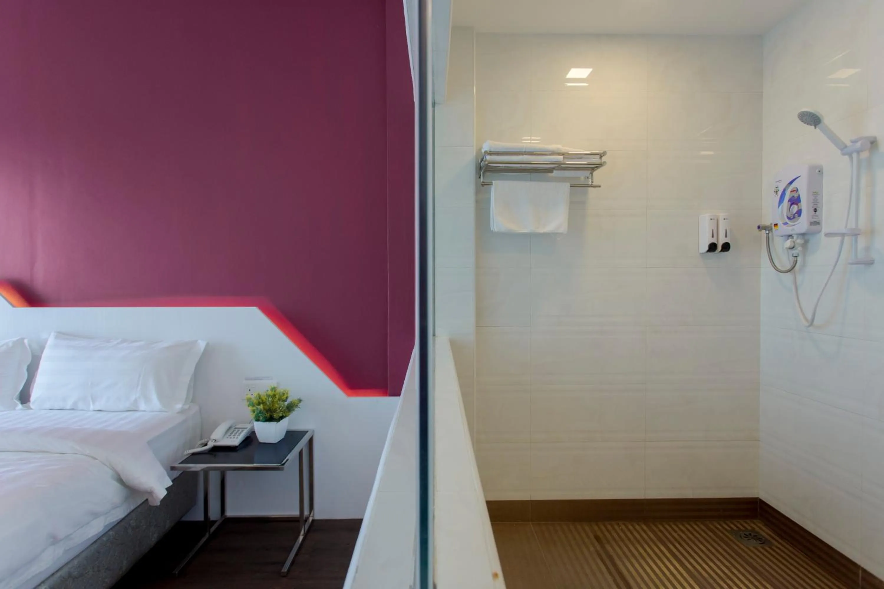 Bathroom, Bed in Aloha Hotel SDN BHD