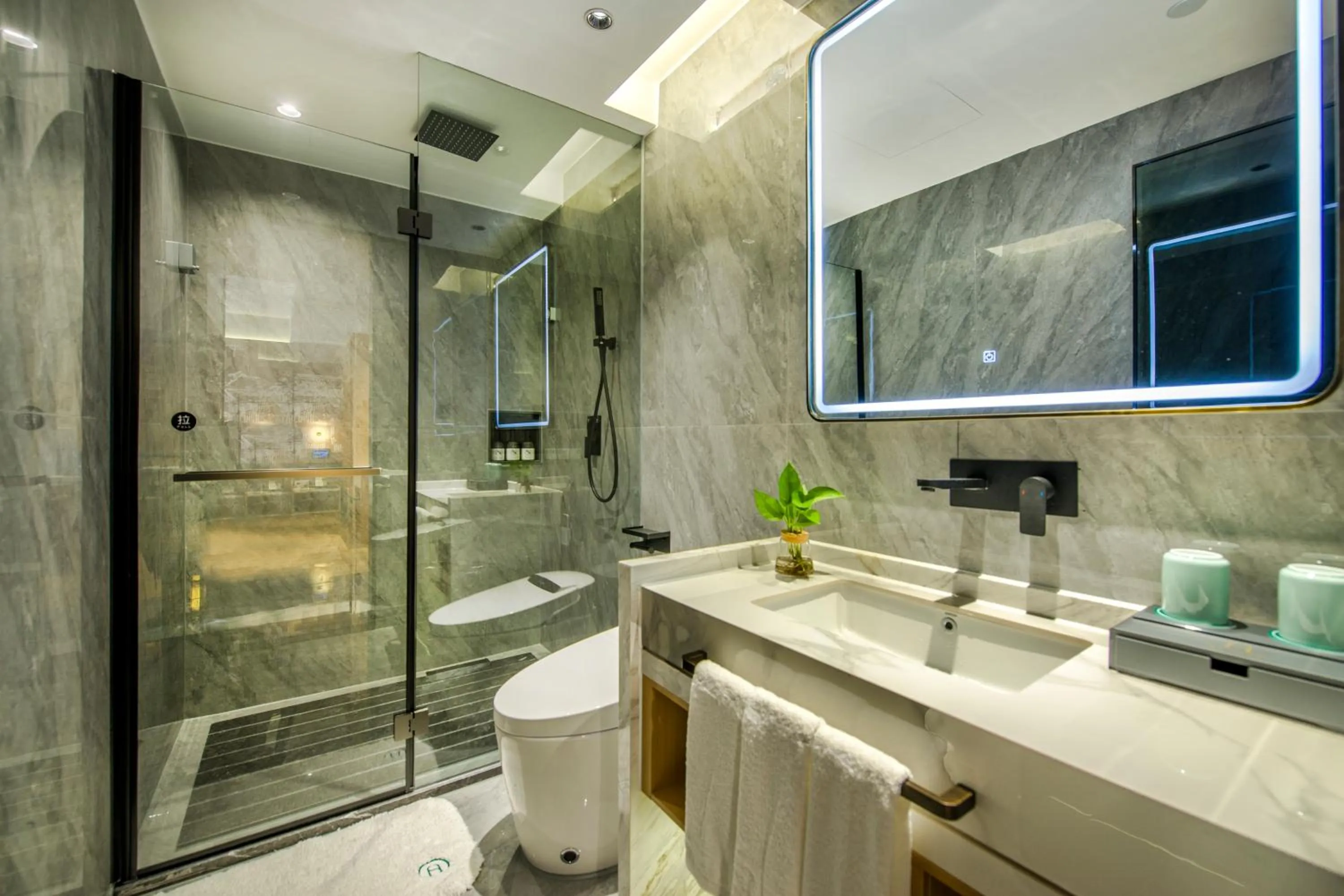 Toilet in Yiwu Baide Theme Hotel