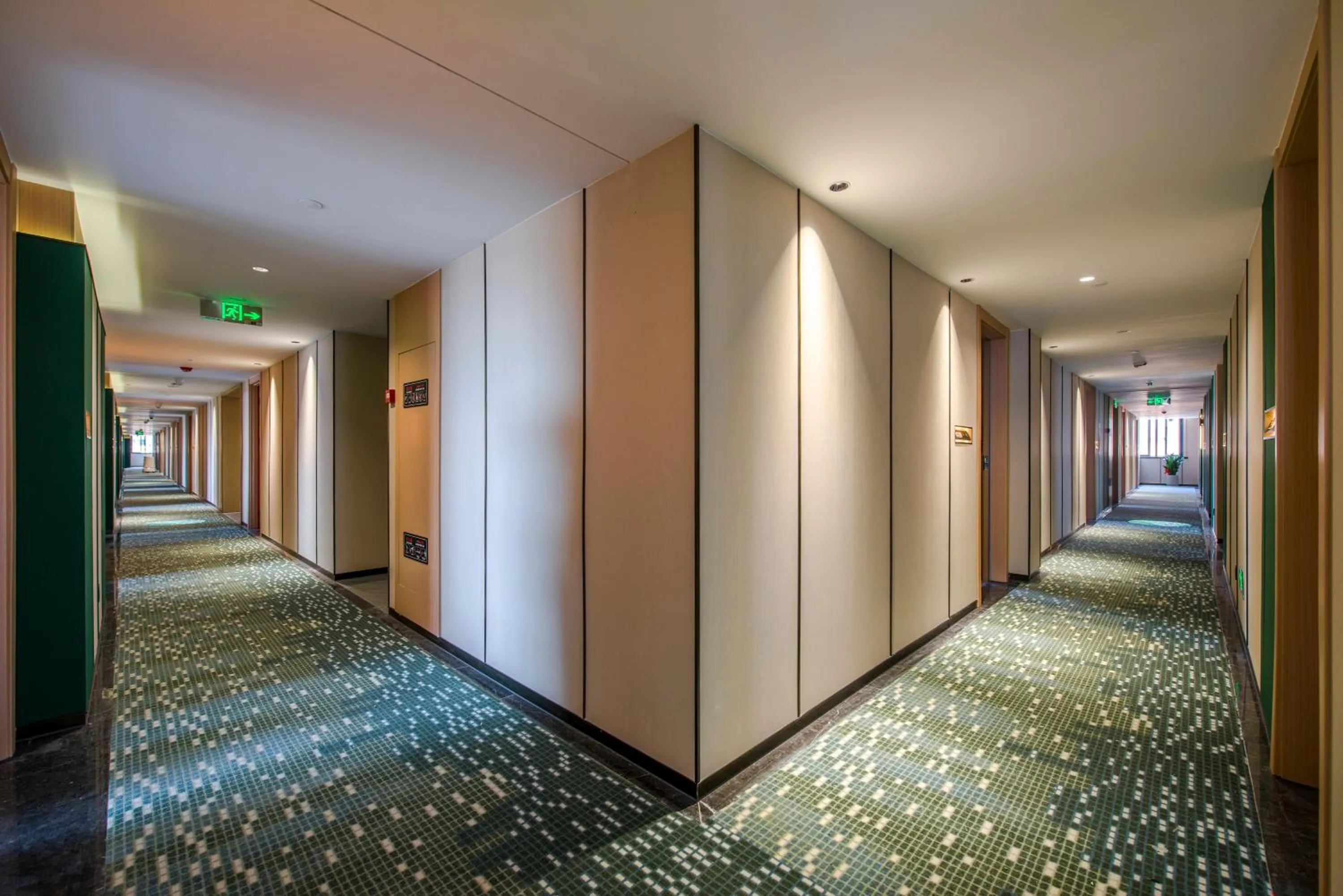 elevator, Bed in Yiwu Baide Theme Hotel