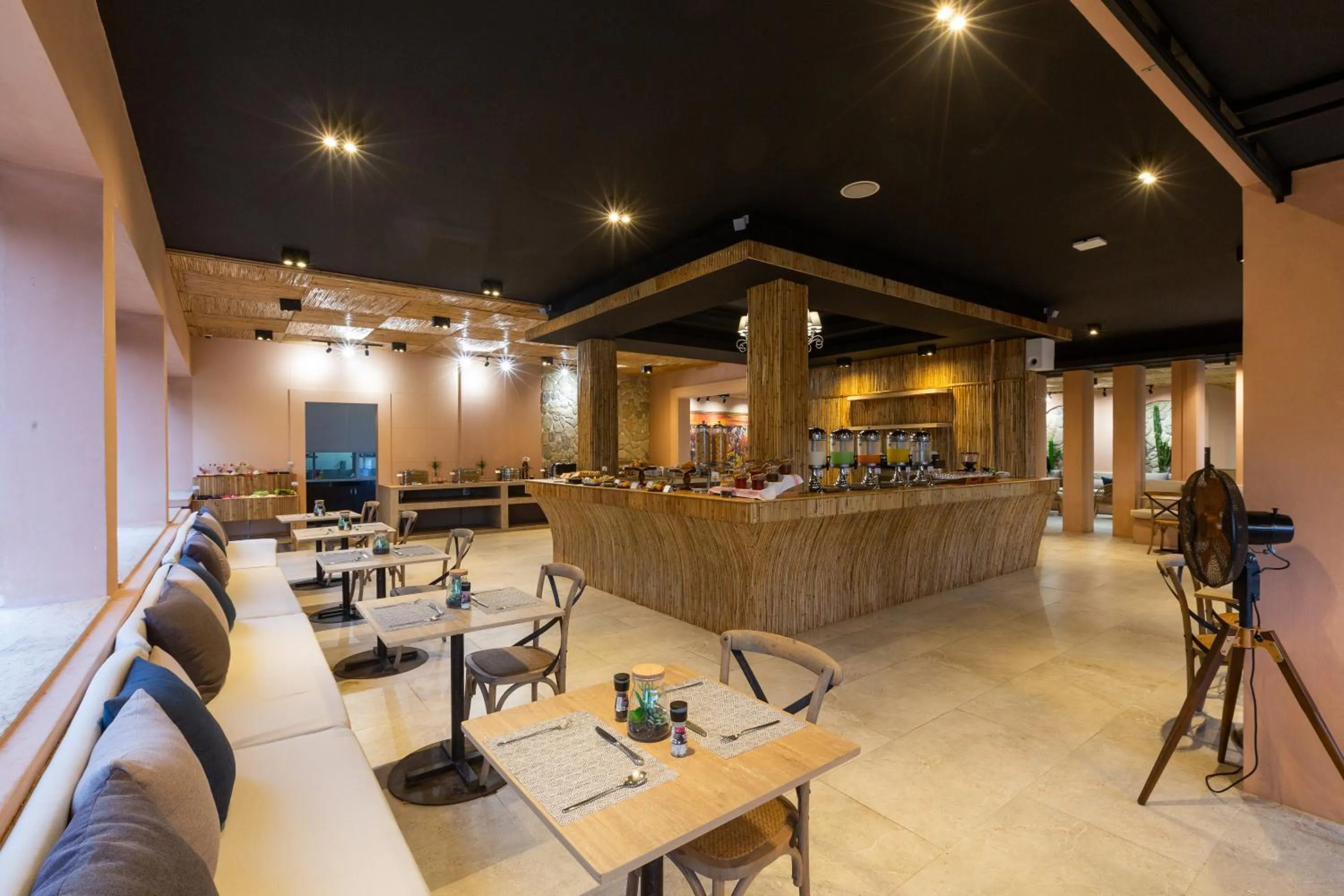 Restaurant/places to eat in Amala Grand Bleu Resort Hilltops - SHA