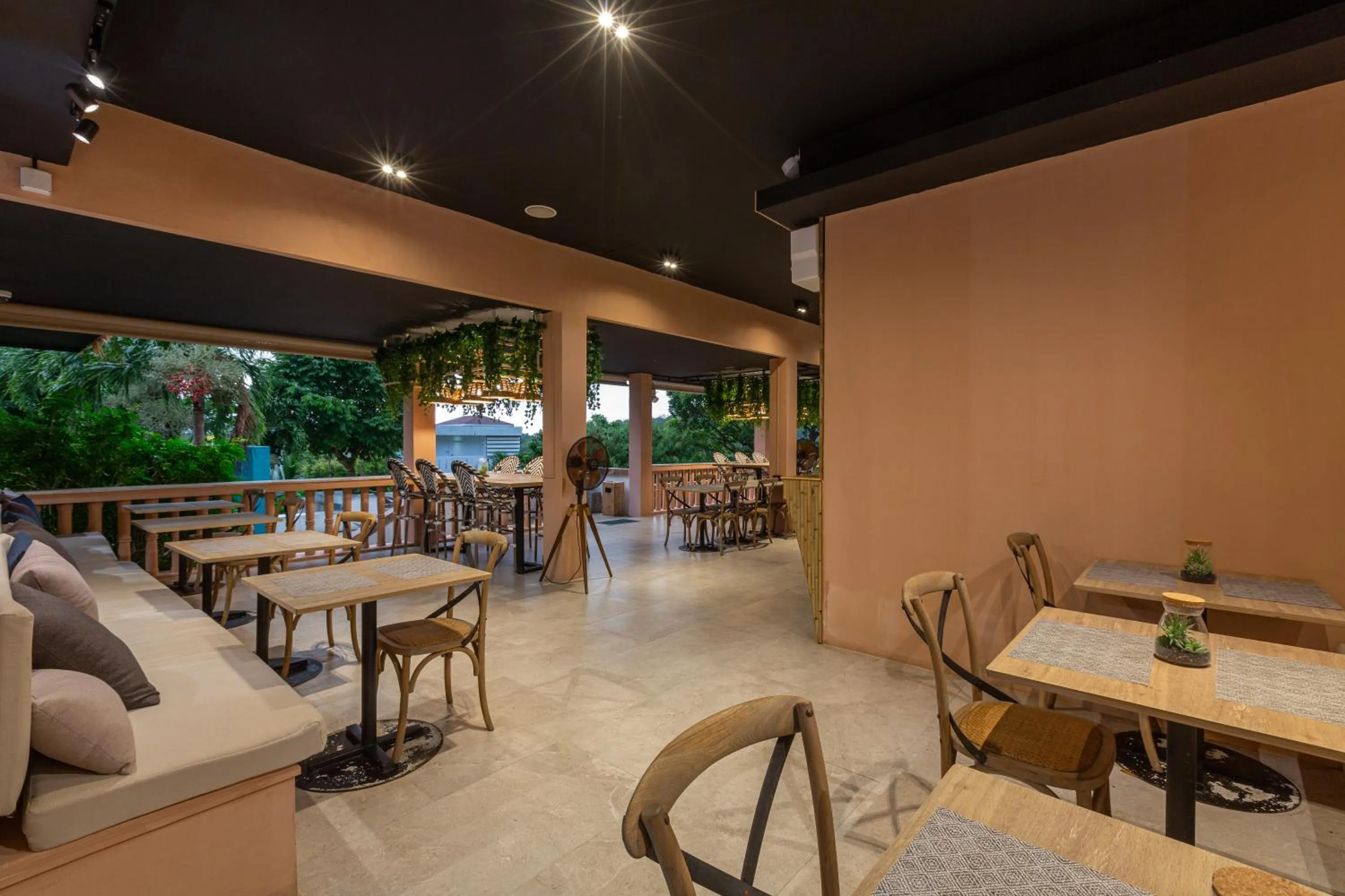 Restaurant/places to eat in Amala Grand Bleu Resort Hilltops - SHA