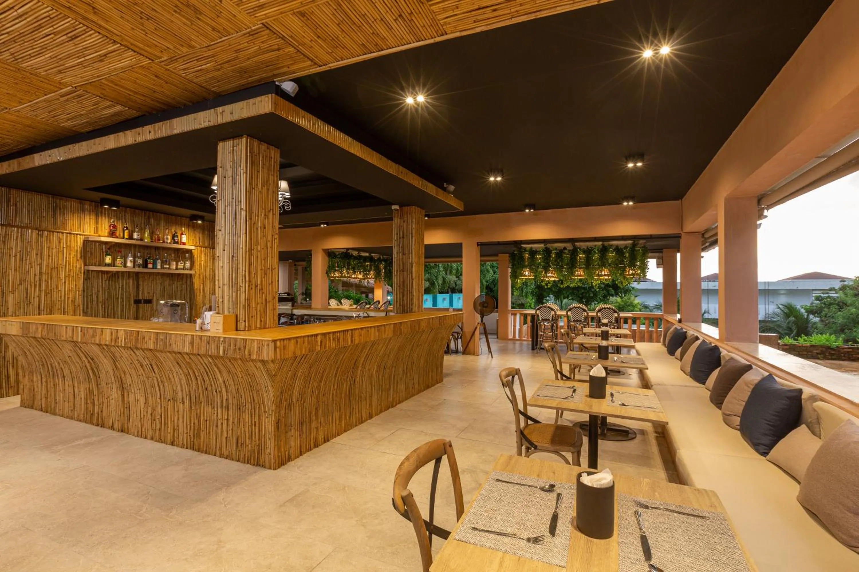 Restaurant/places to eat in Amala Grand Bleu Resort Hilltops - SHA