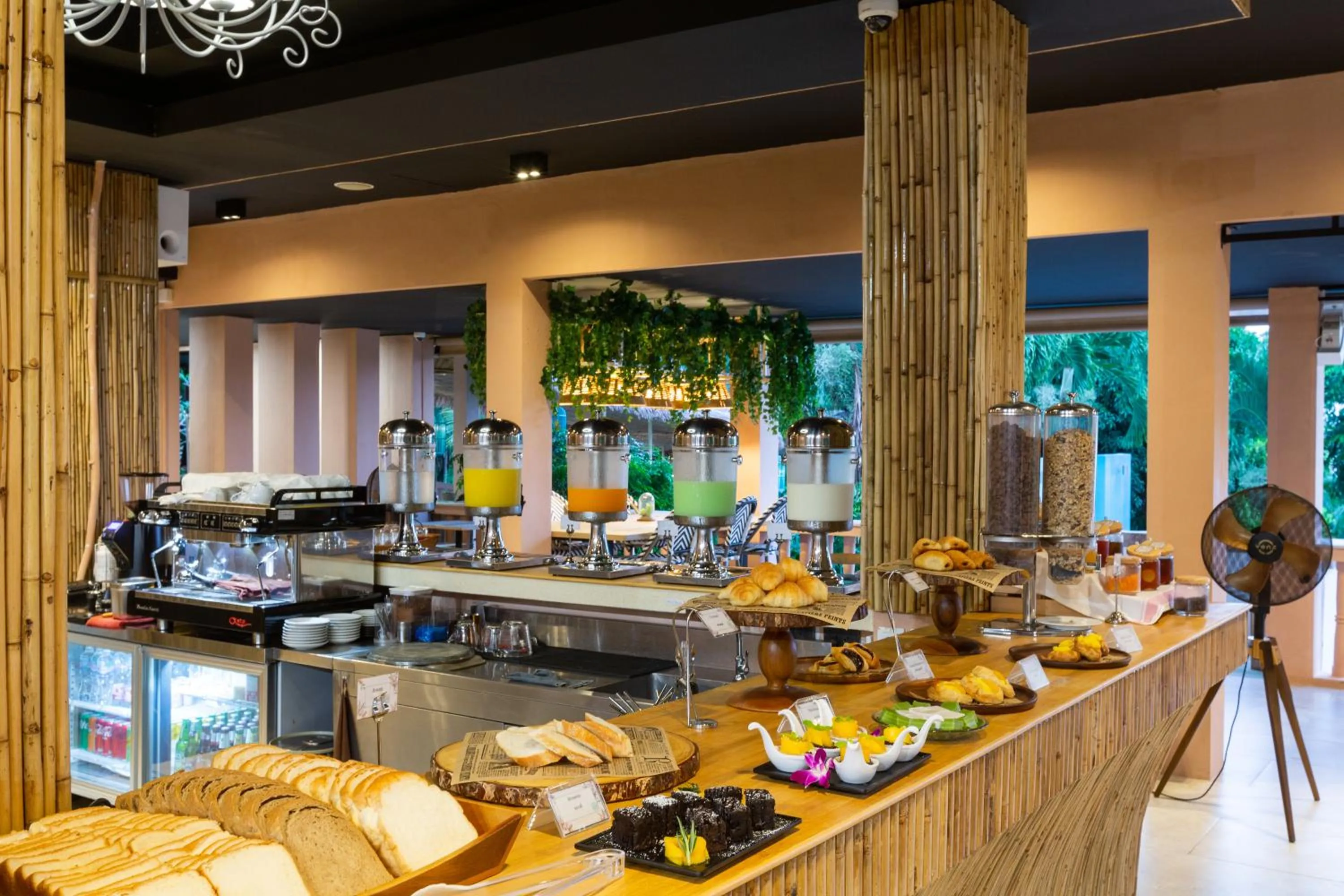 Restaurant/places to eat in Amala Grand Bleu Resort Hilltops - SHA