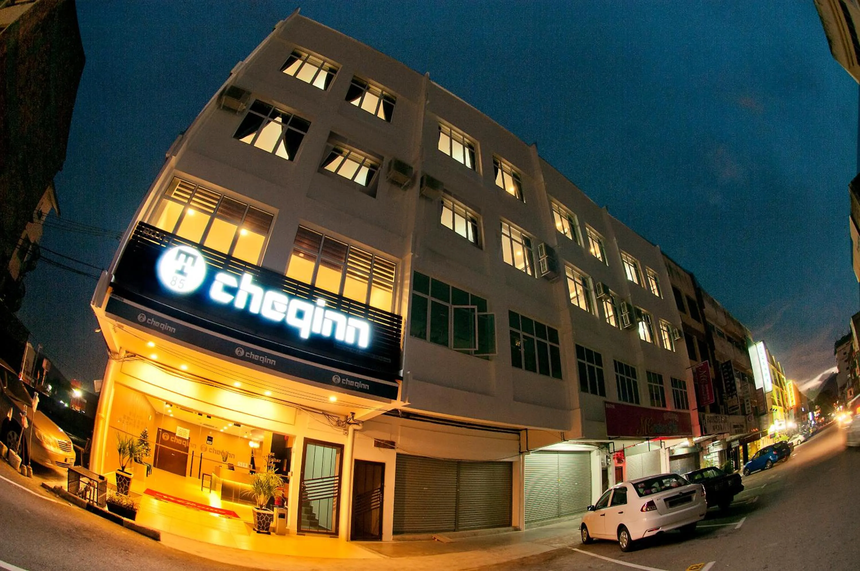 Night in Hotel Cheqinn