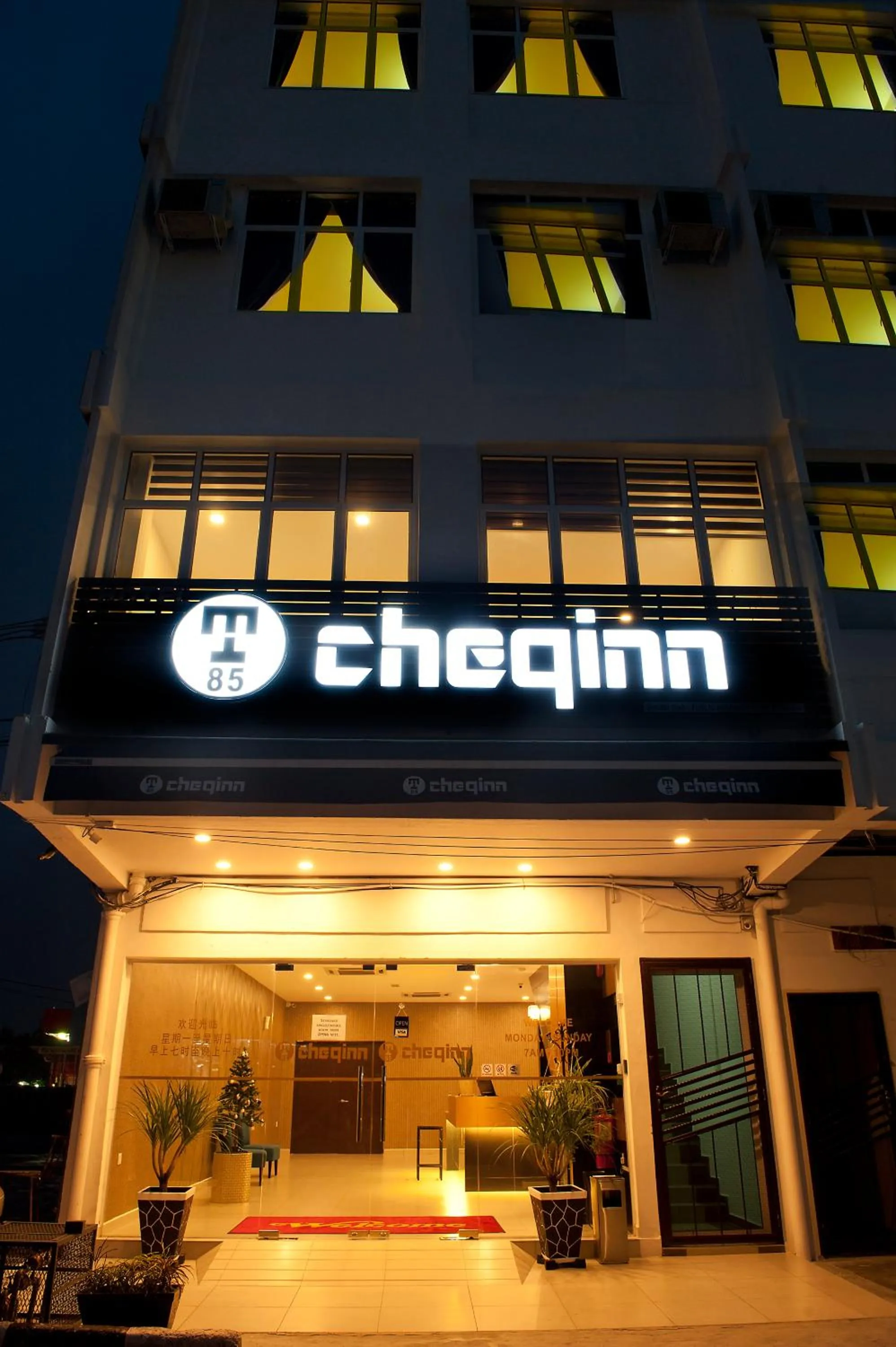 Property building in Hotel Cheqinn