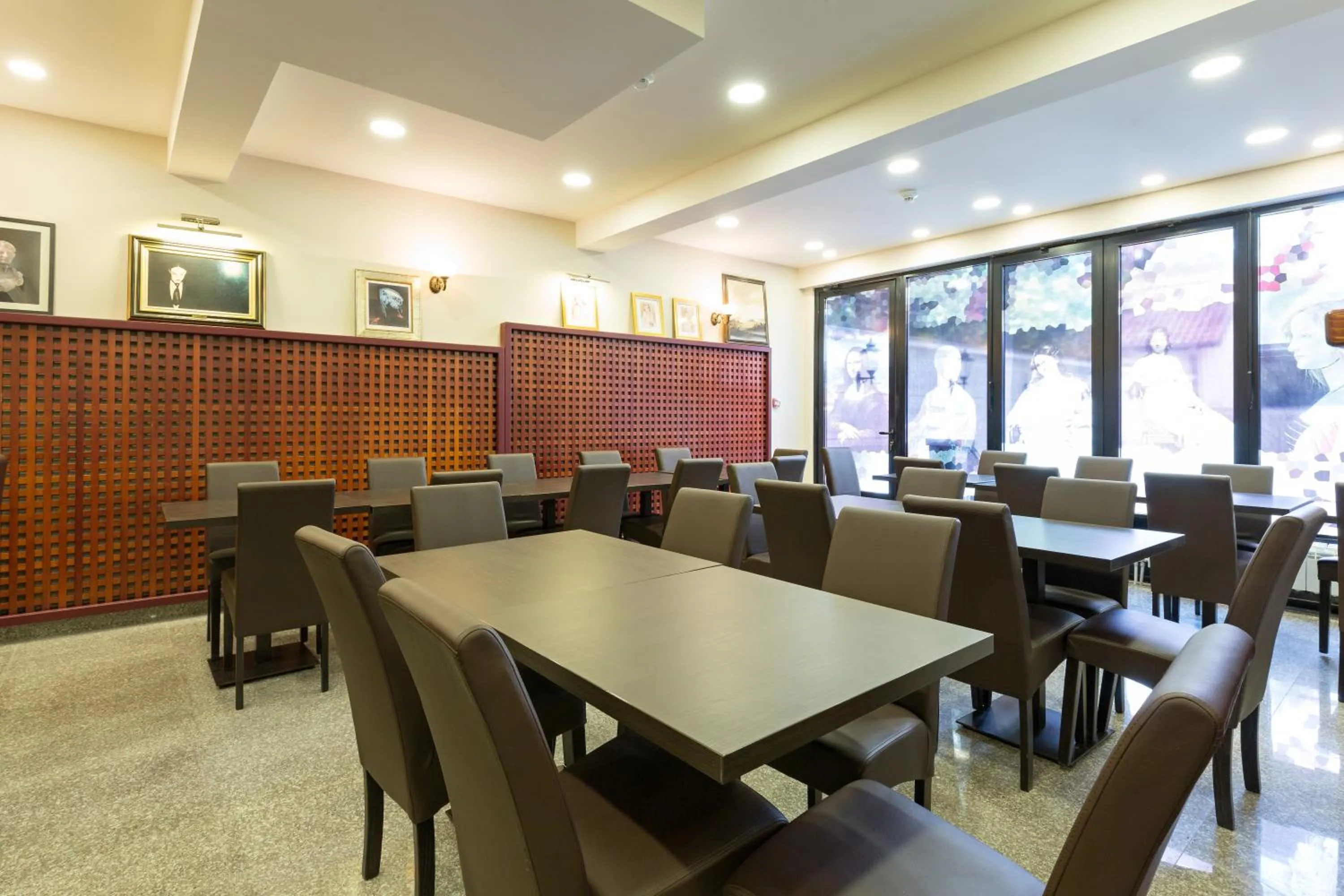 Restaurant/places to eat in Hotel Sterling Garni