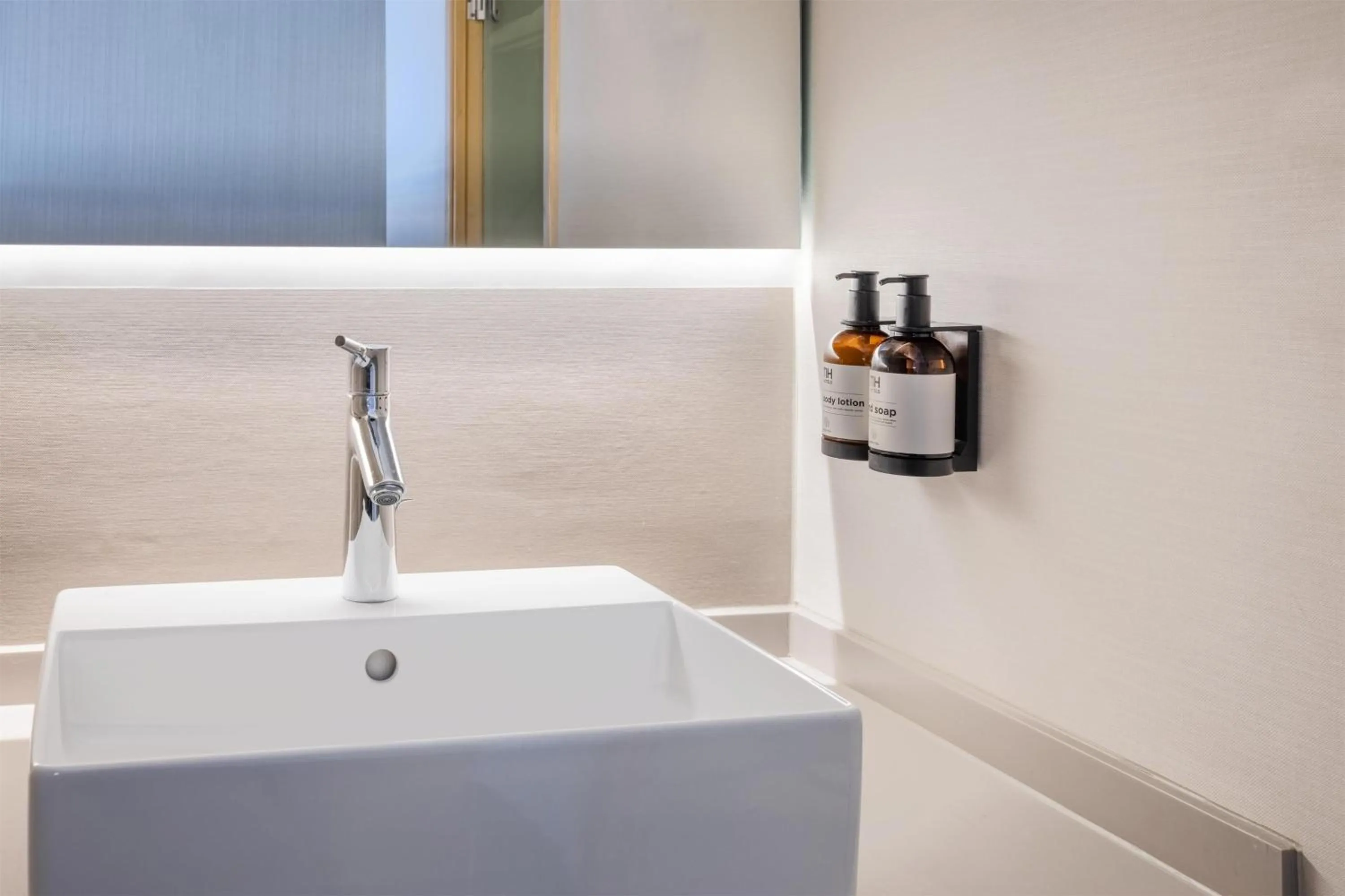 Bedroom in NH Brussels Airport