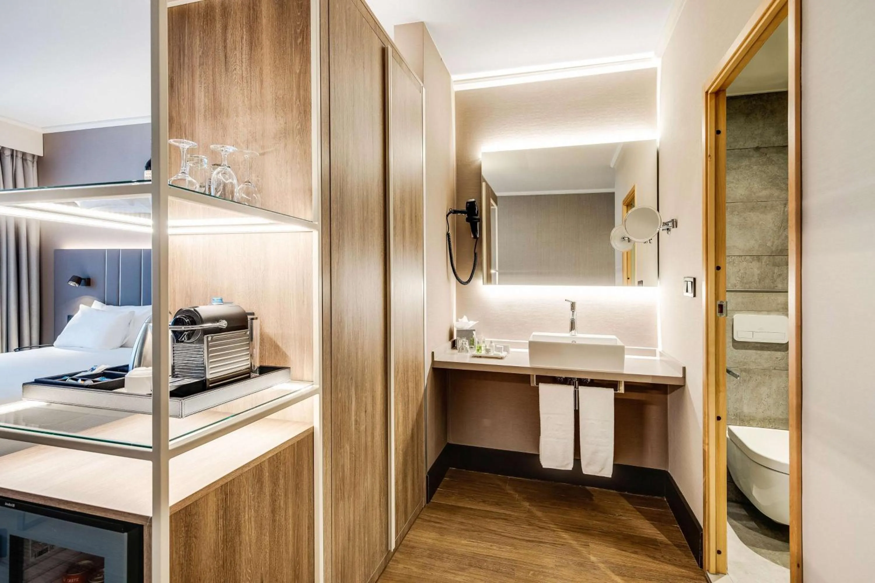 Bathroom, Bed in NH Brussels Airport