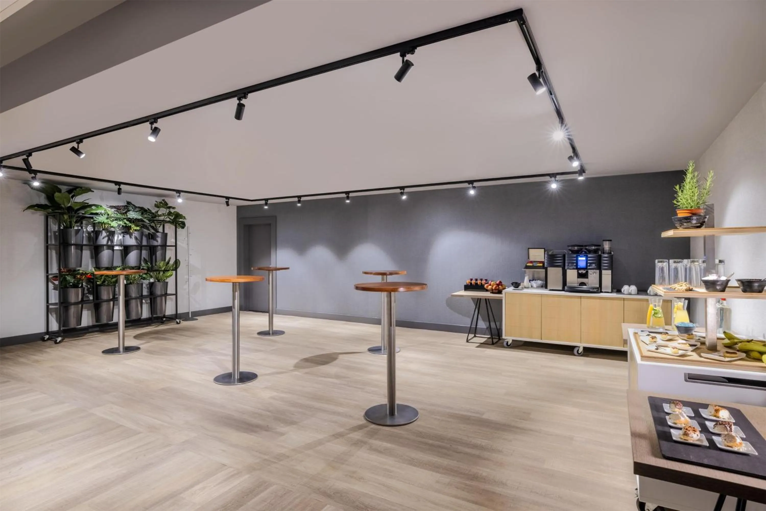 Restaurant/places to eat in NH Brussels Airport