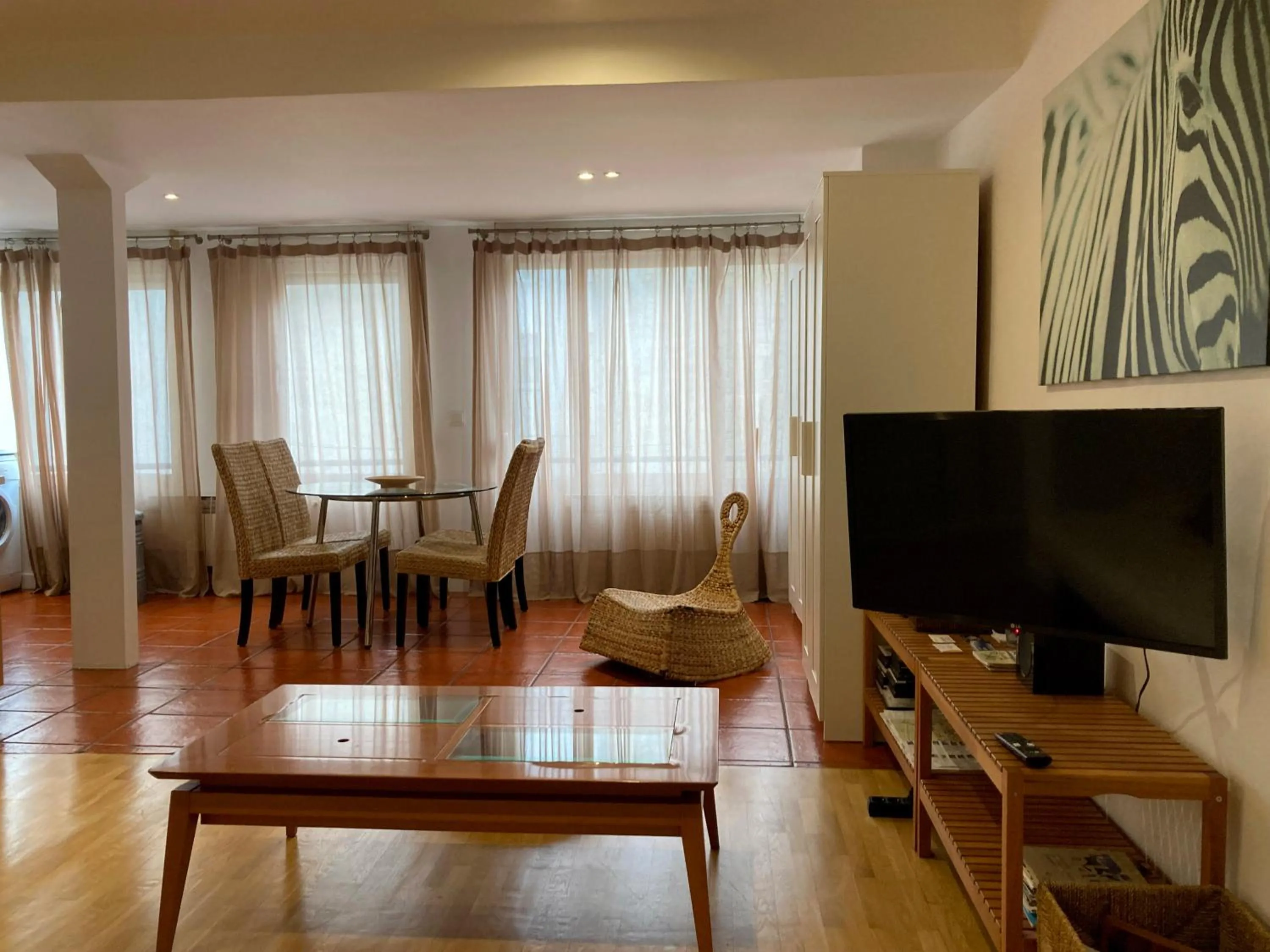 Communal lounge/ TV room in Apartamentos Ondoloin