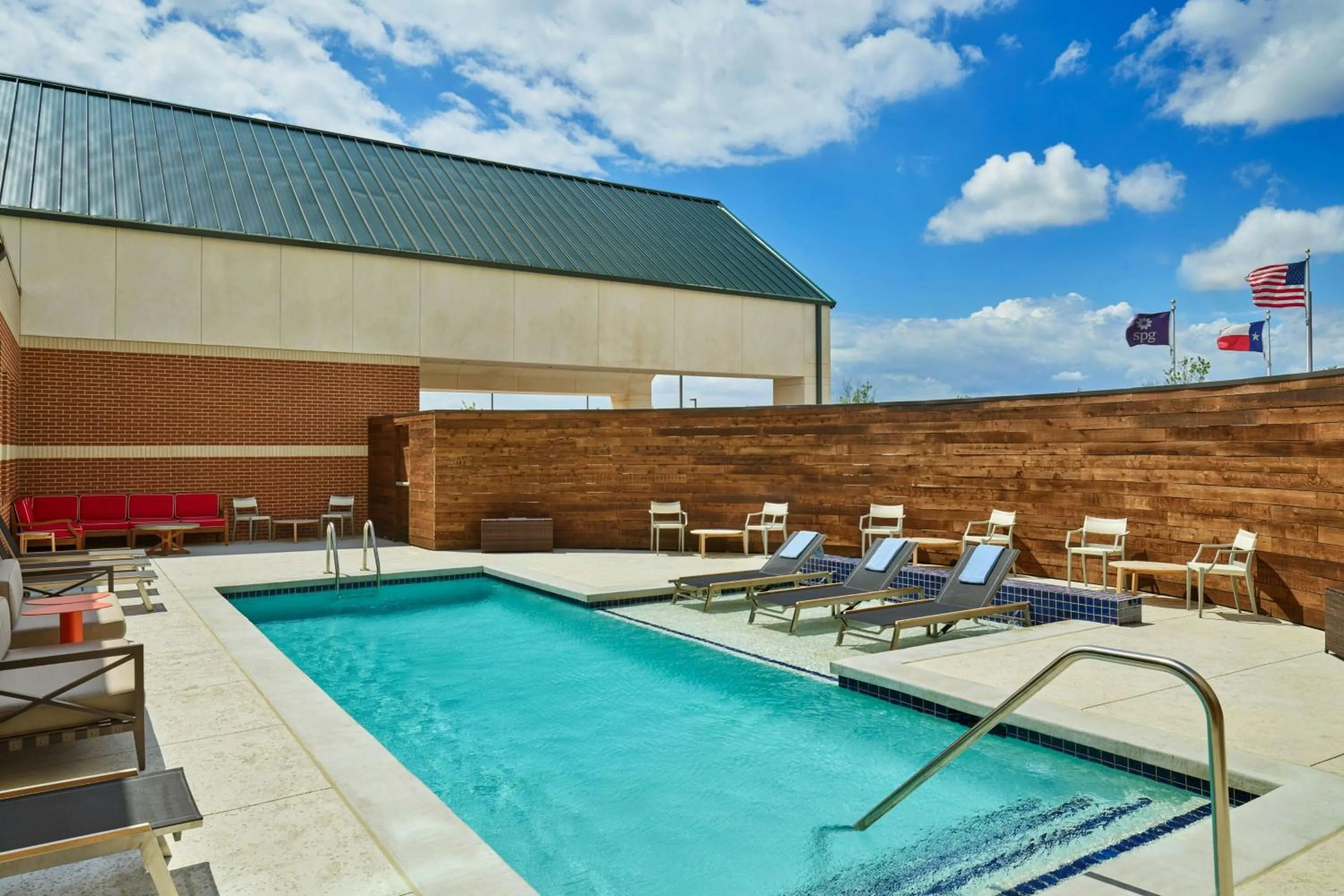 Swimming pool in Four Points by Sheraton Dallas Fort Worth Airport North