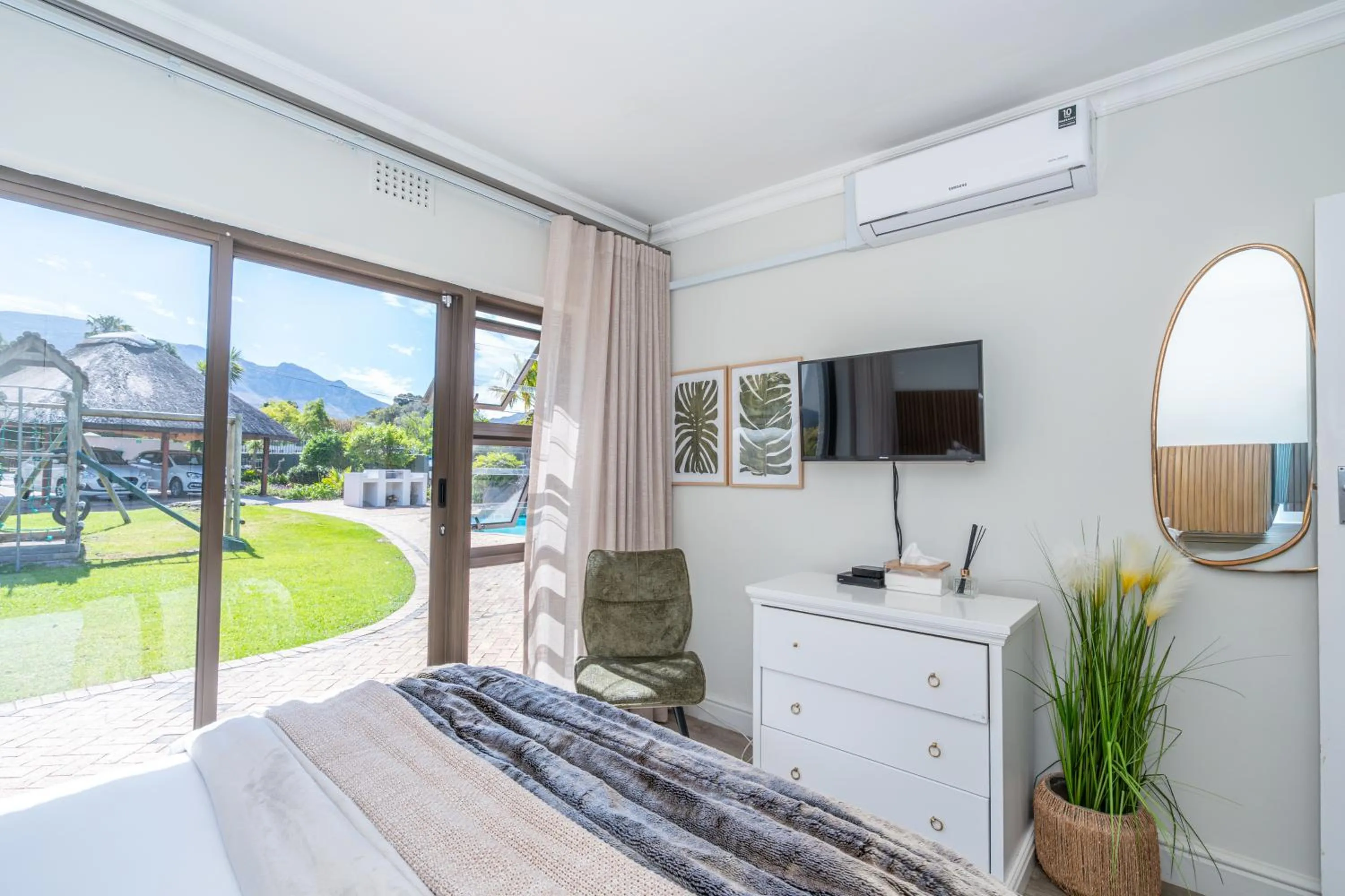 TV and multimedia in 2 On Lismore Guesthouse