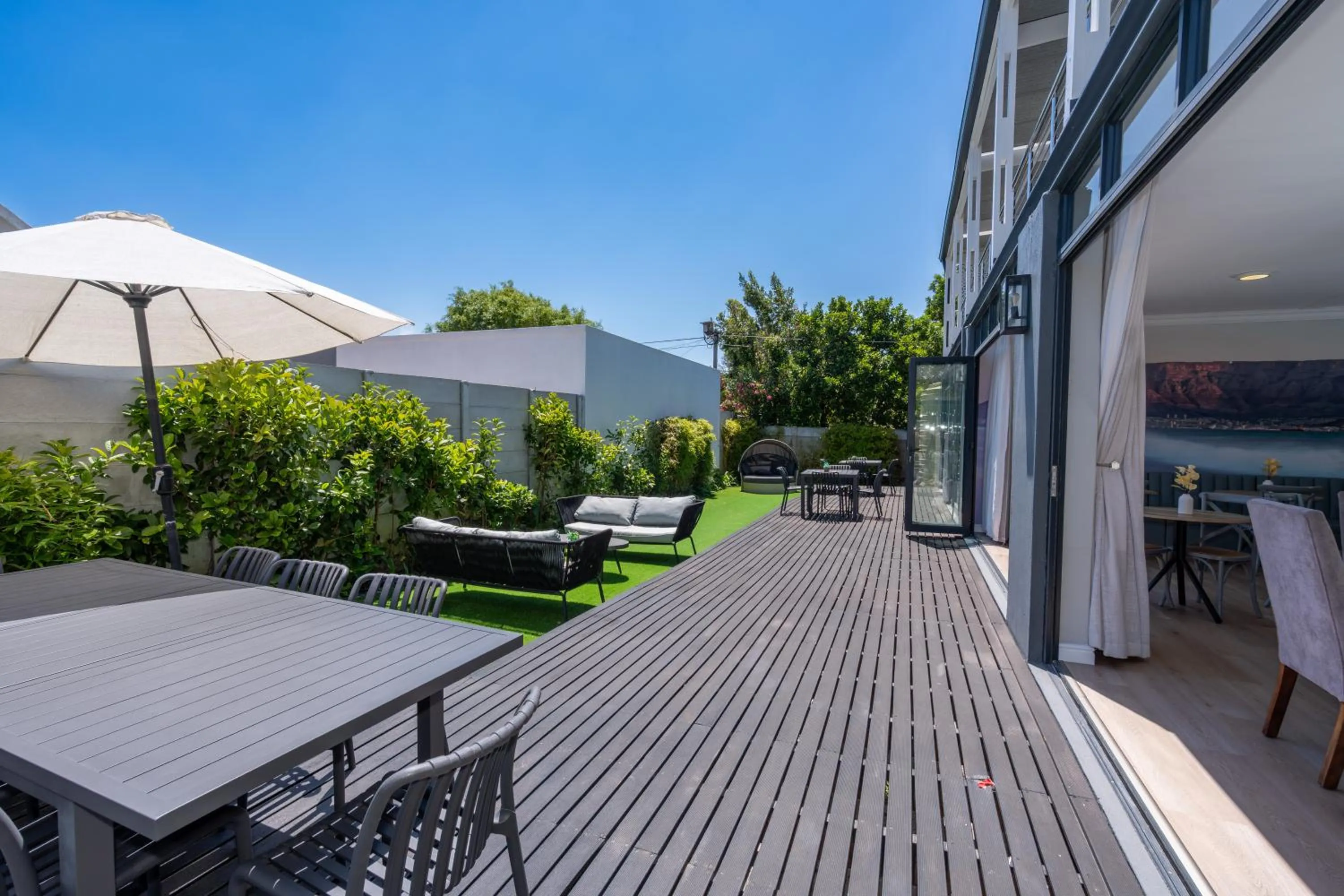 Patio in 2 On Lismore Guesthouse