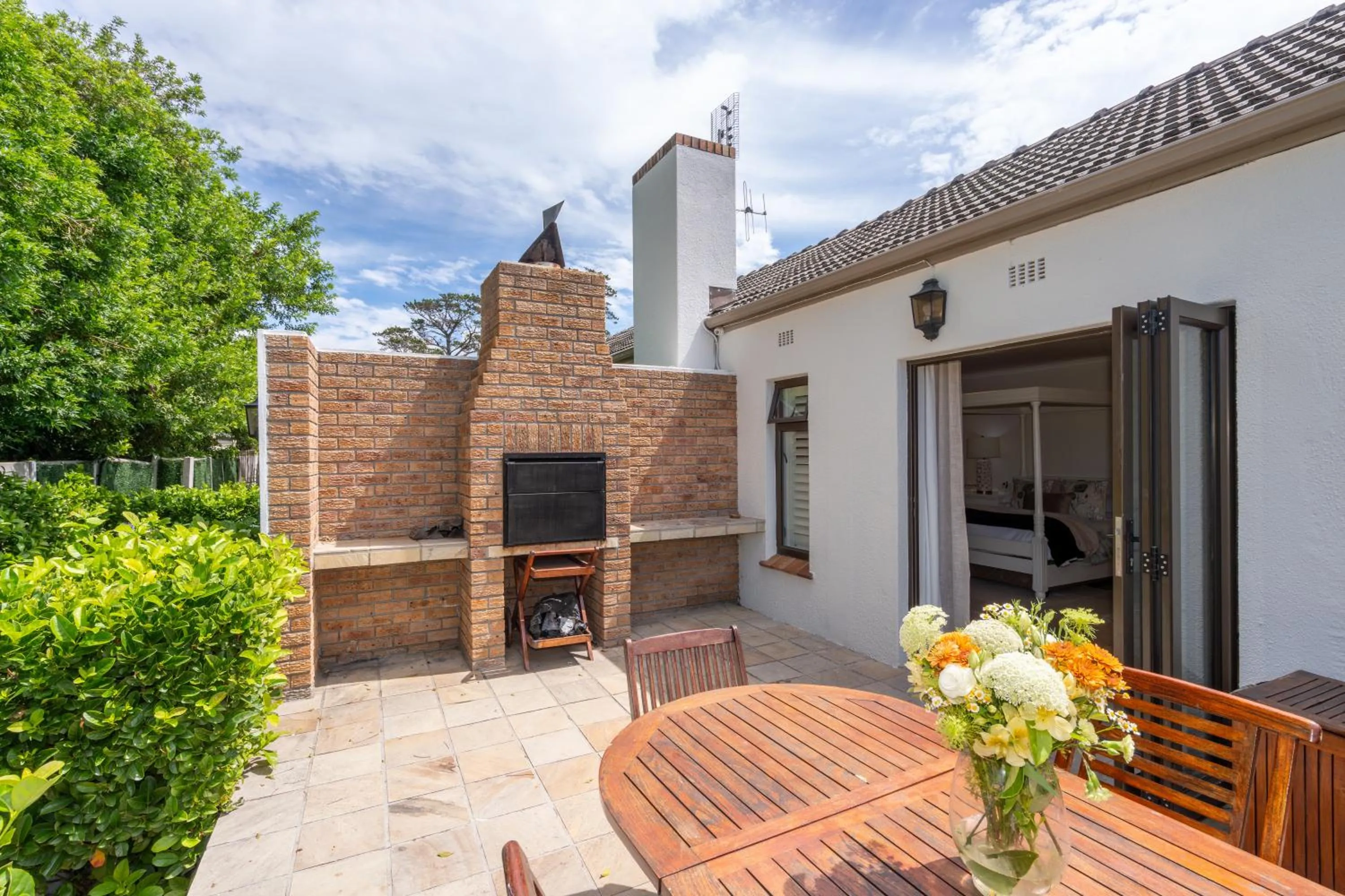 Patio in 2 On Lismore Guesthouse
