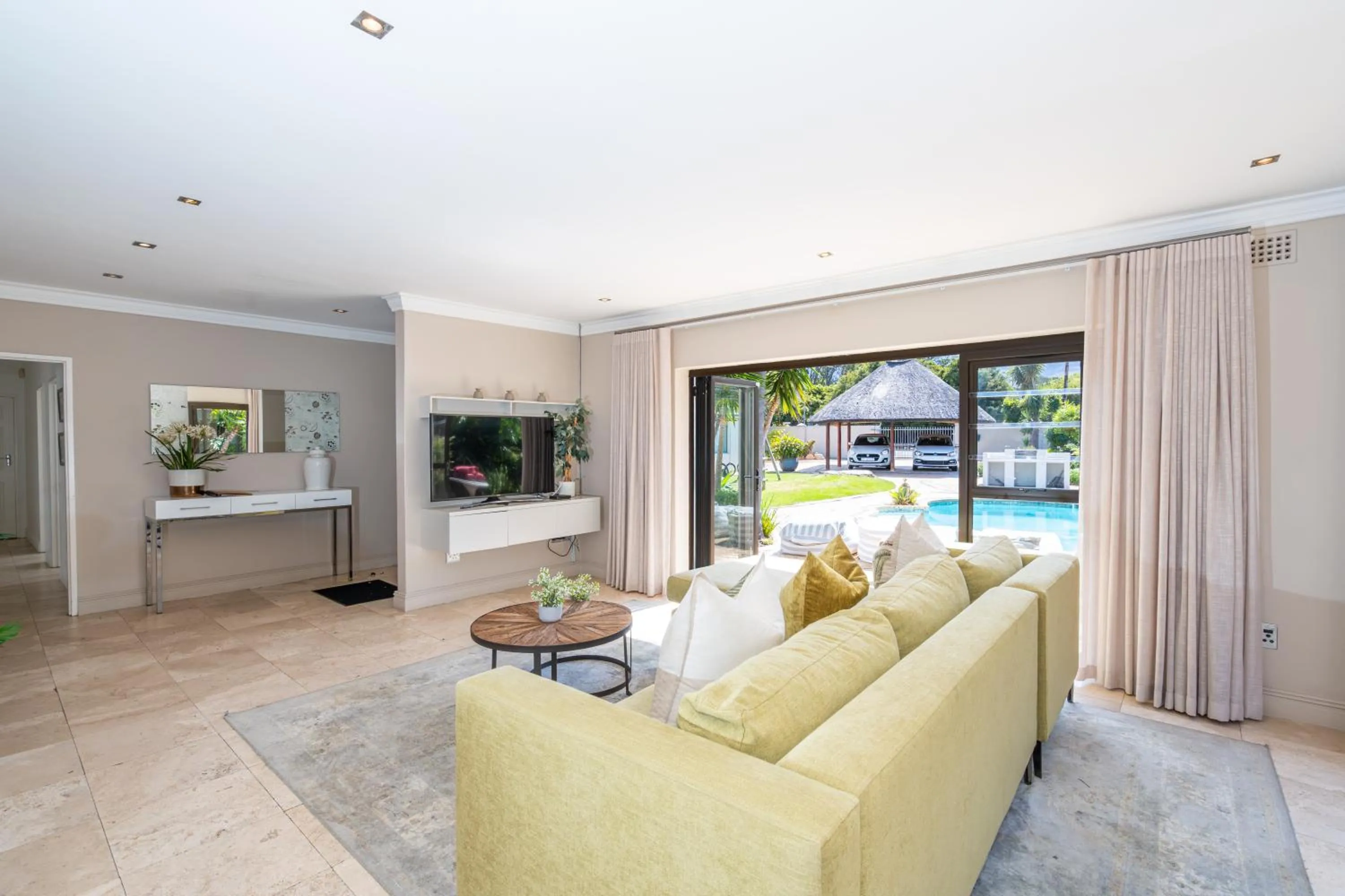 TV and multimedia in 2 On Lismore Guesthouse